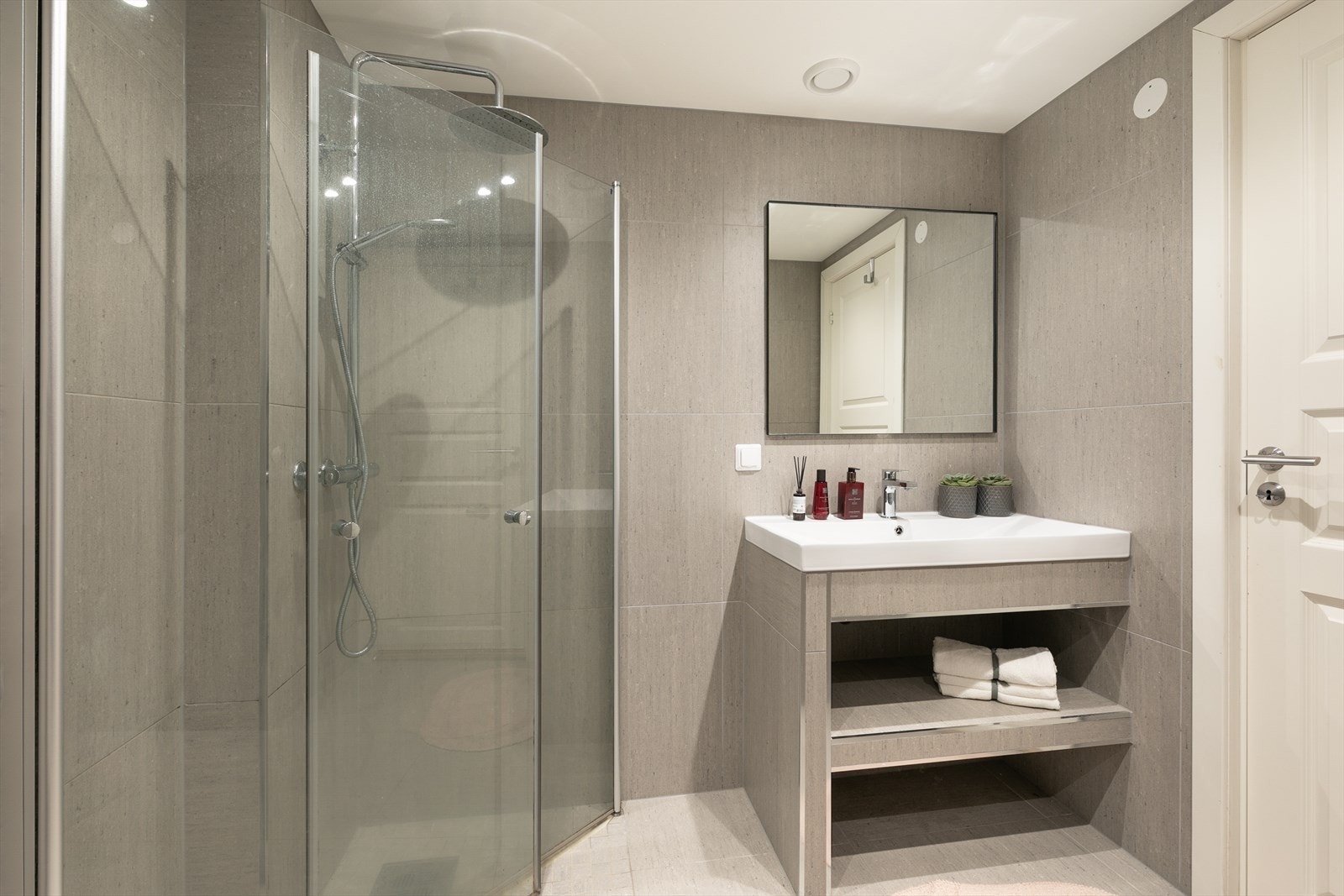 Moderne, flislagt bad fra 2021 med tidløs design Galleribilde