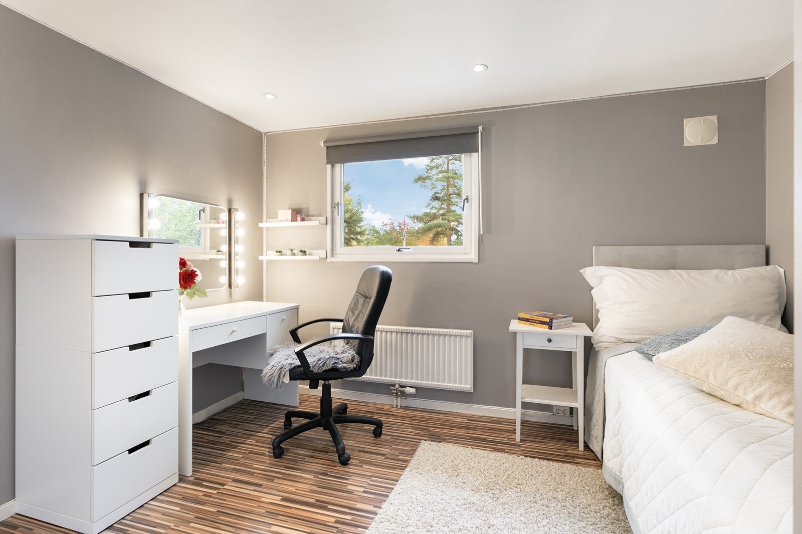 Soverom 2 er av god størrelse med god plass til dobbeltseng og ulike møblementer Galleribilde