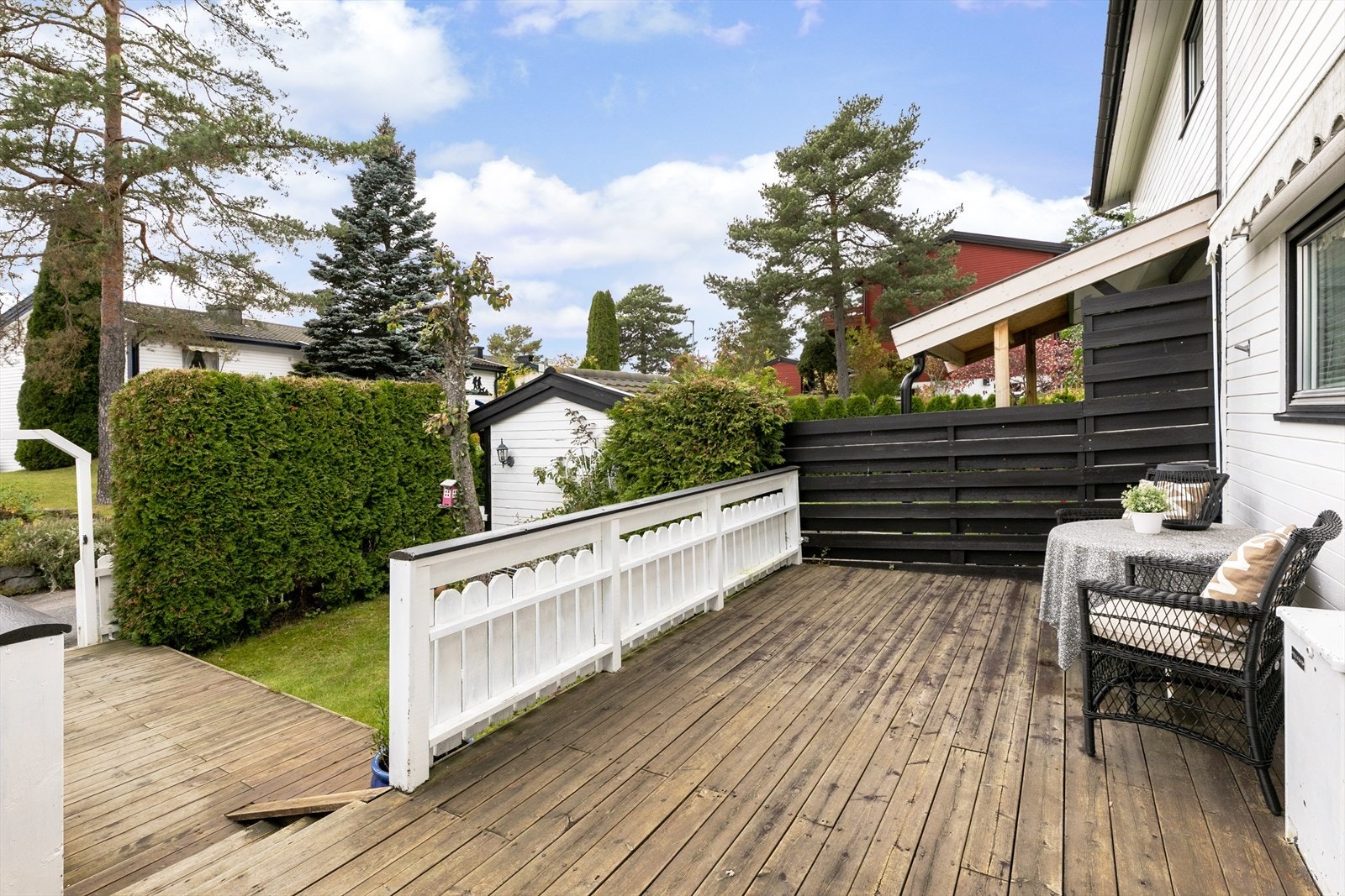 Inngangspartiet fra 1.etasje har en hyggelig vestvendt terrasse på 25 kvm Galleribilde