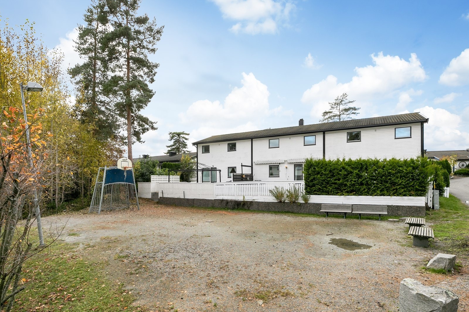 Felles lekeplass og sitteplasser. Ideelt for både lek og avslapning Galleribilde