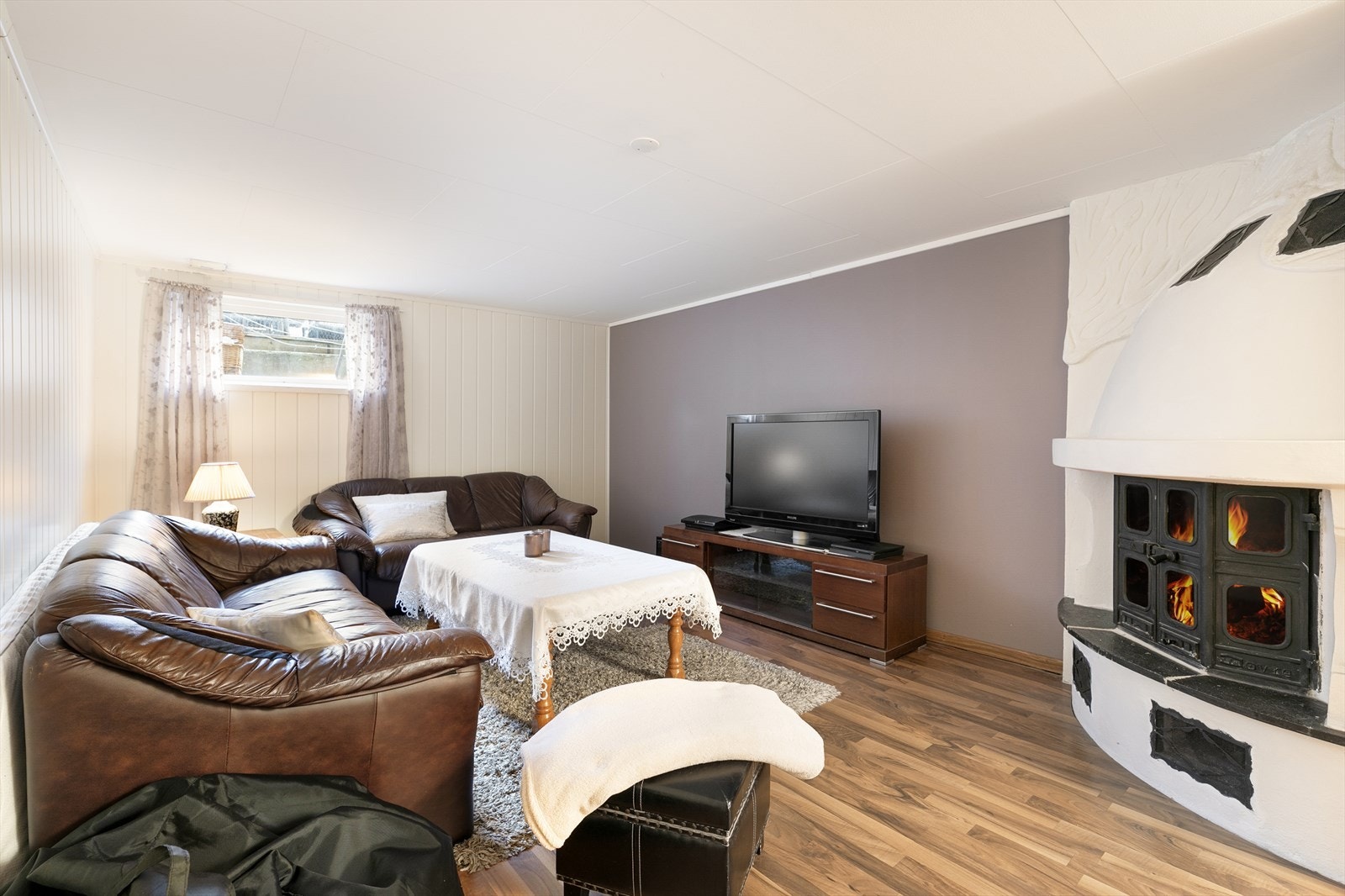 Velkommen til underetasjen. Her finner du kjellerstue med koselig peis og vaskerom og bod Galleribilde