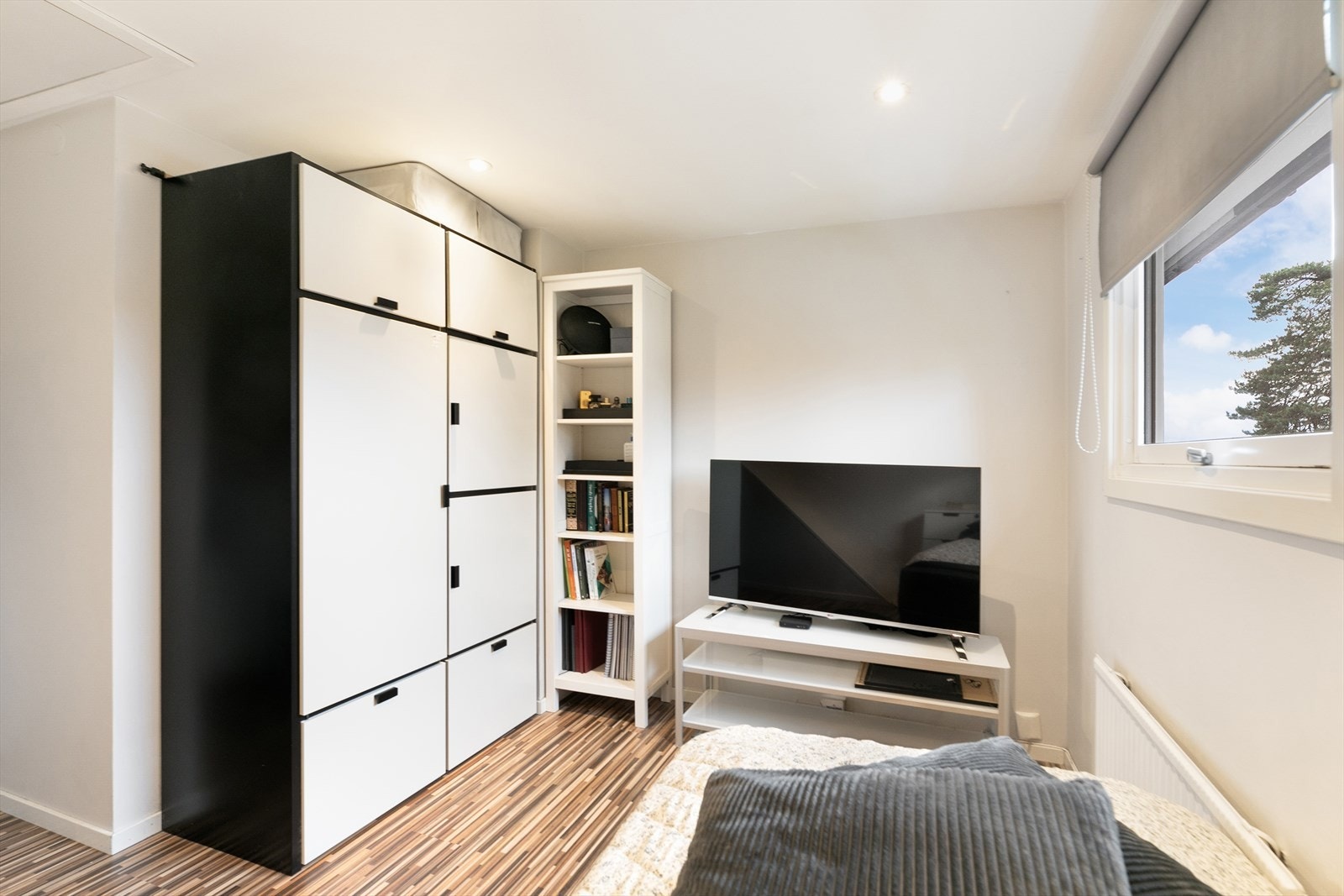 Soverommet er av god størrelse med god oppbevaringsløsning Galleribilde