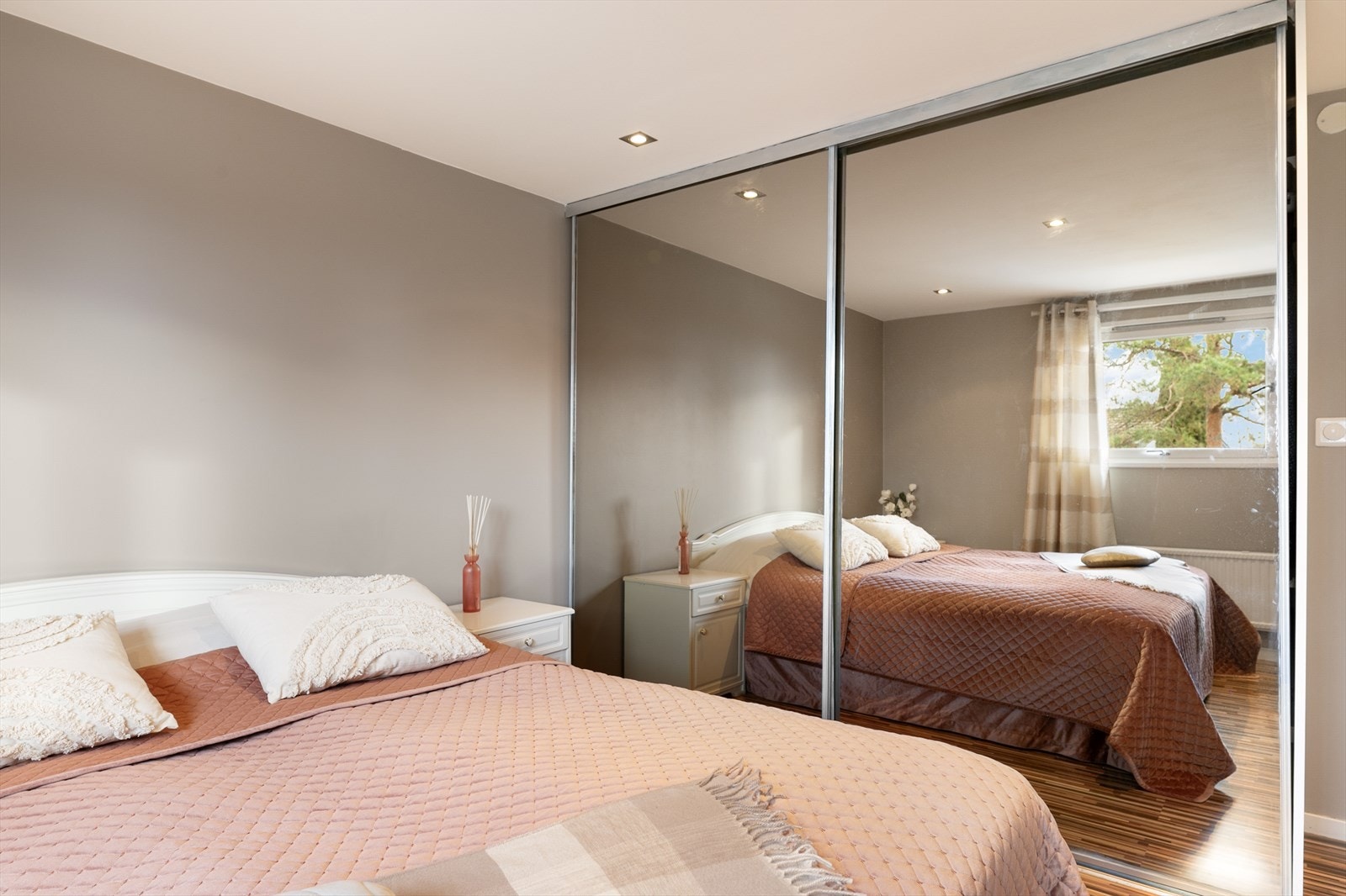 Gode oppbevaringsmuligheter i plassbygd skyvedørsgarderobe med speilfronter Galleribilde