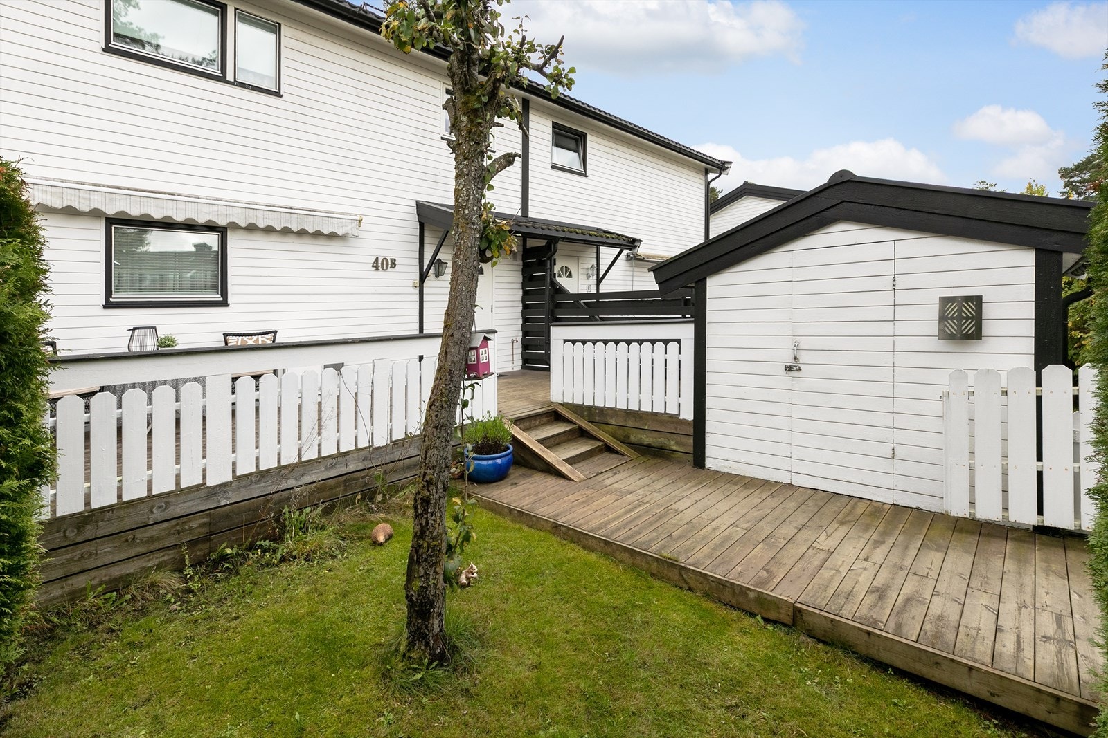 Velstelt inngangsparti og platting, samt plass til fin beplanting og sittegruppe. Dette gir hyggelig og ryddig førsteinntrykk til boligen Galleribilde