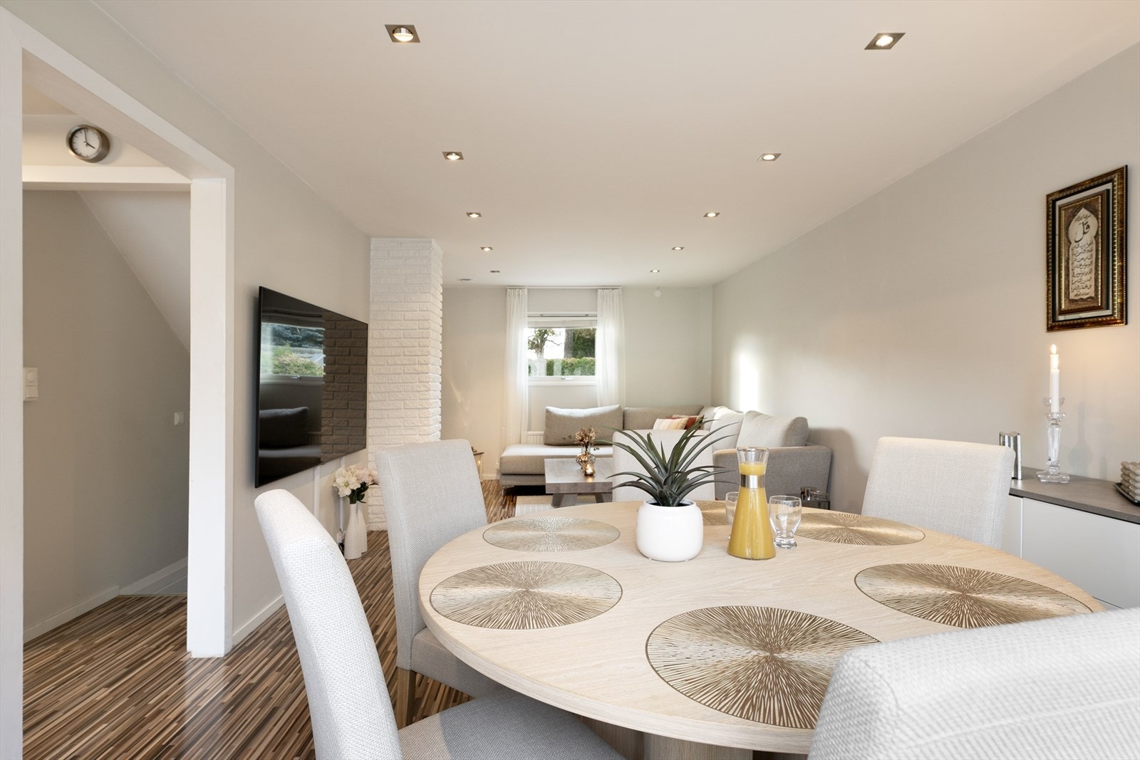 I stuen har du god plass til både sofainnredning, spisebord og annet stuemøblement Galleribilde