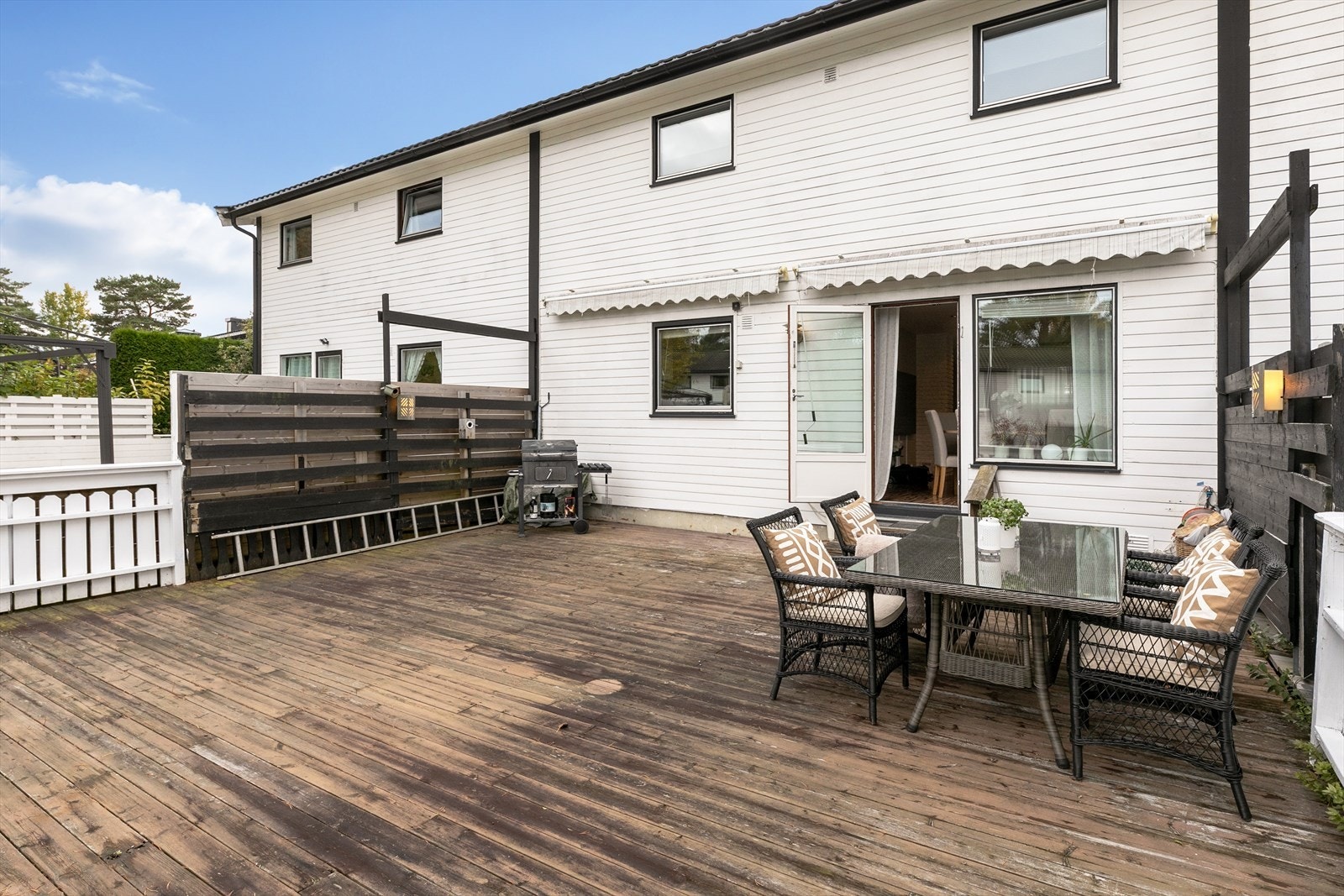 Perfekt terrasse for sosiale sammenkomster og avslapning Galleribilde