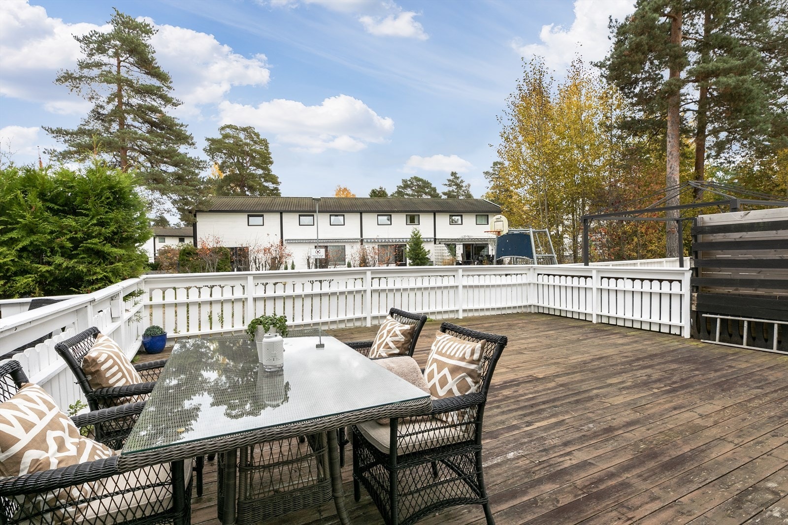 Romslig terrasse med god plass til forskjellige utendørsmøblement Galleribilde