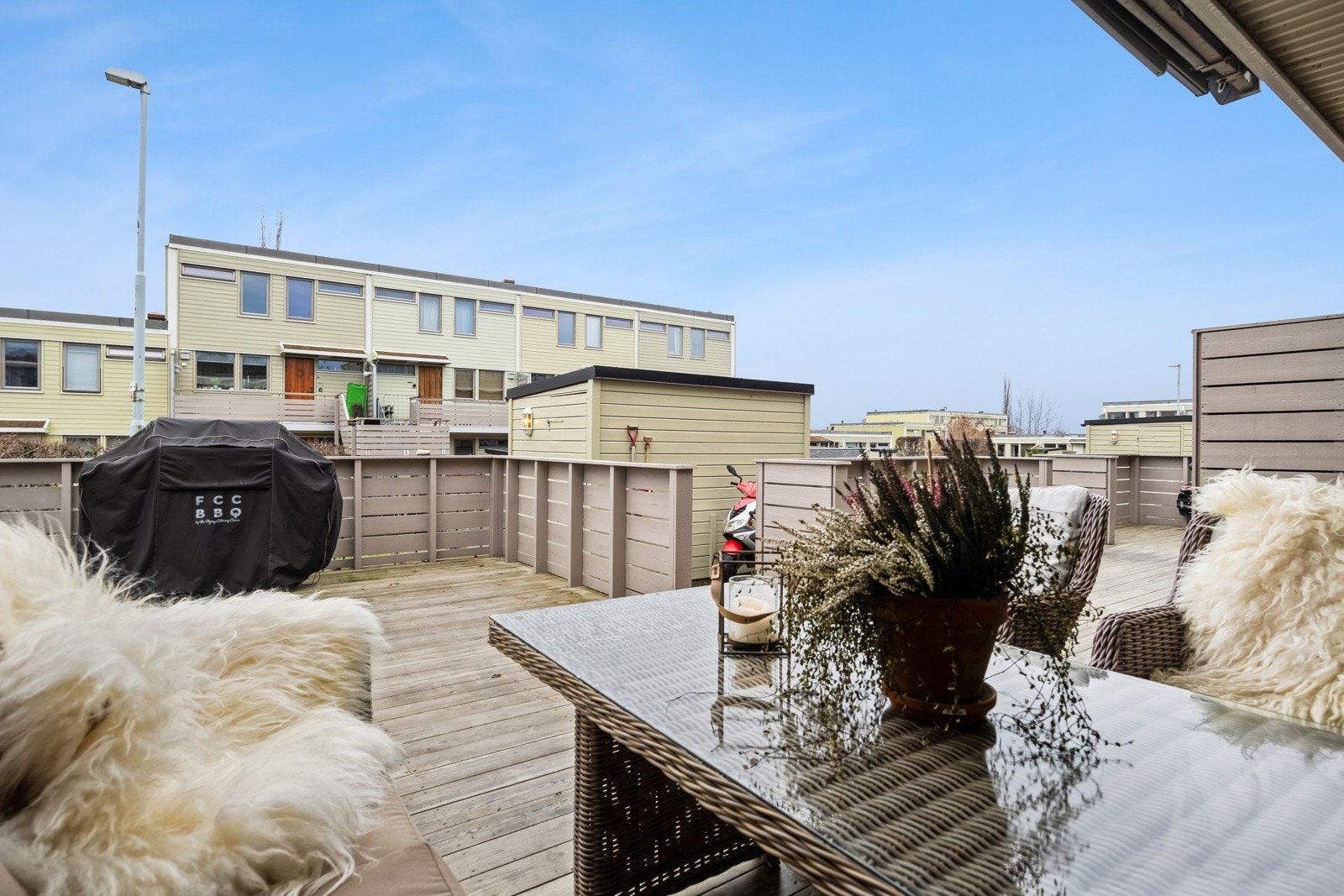 Det er satt opp en utvendig bod på 3 kvm, perfekt til oppbevaring av sportsutstyr, ski, barnevogn m.m. Galleribilde