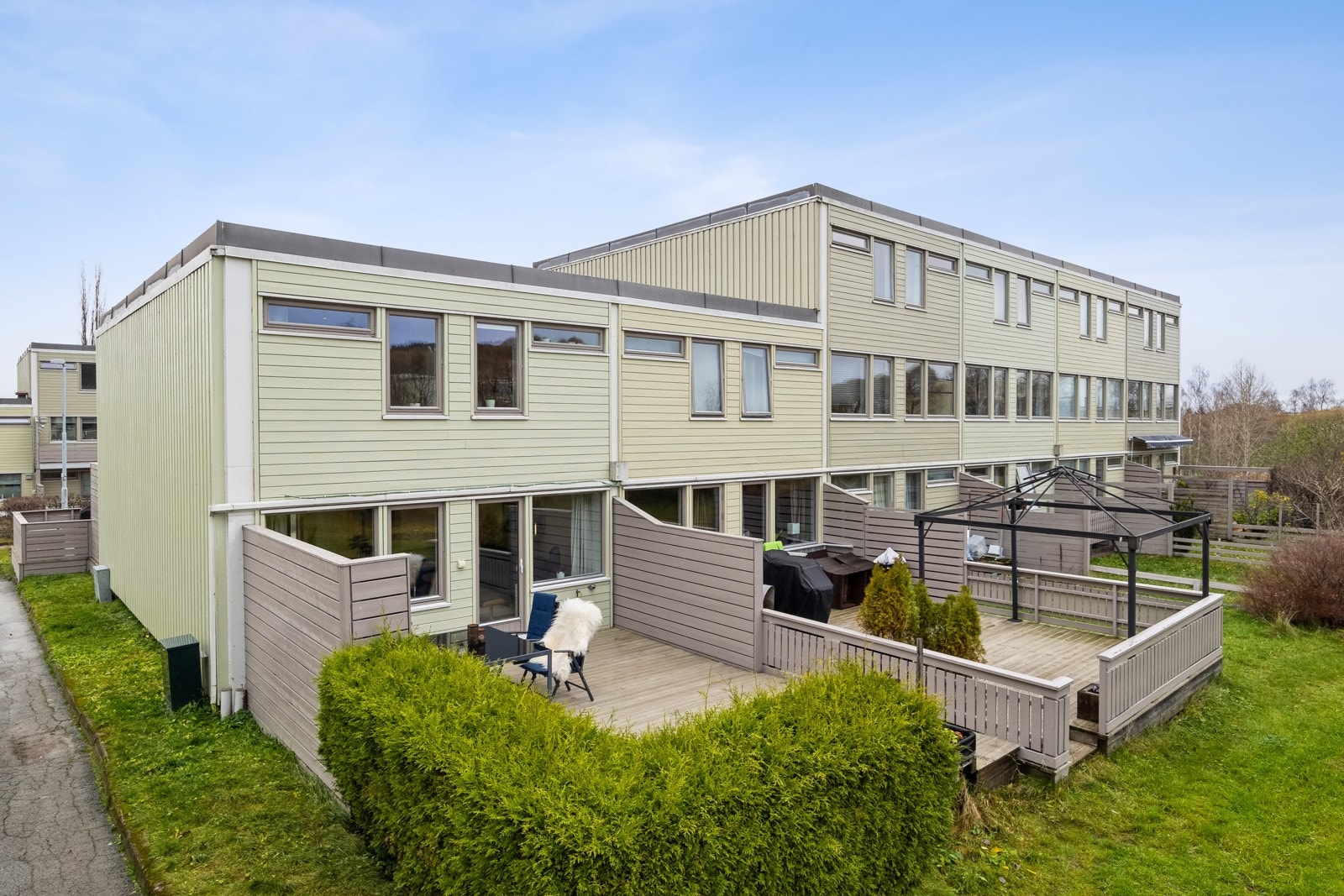 Rekkehuset strekker seg over 3 plan og har en praktisk og meget god endebeliggenhet, grensende mot friareal. Galleribilde