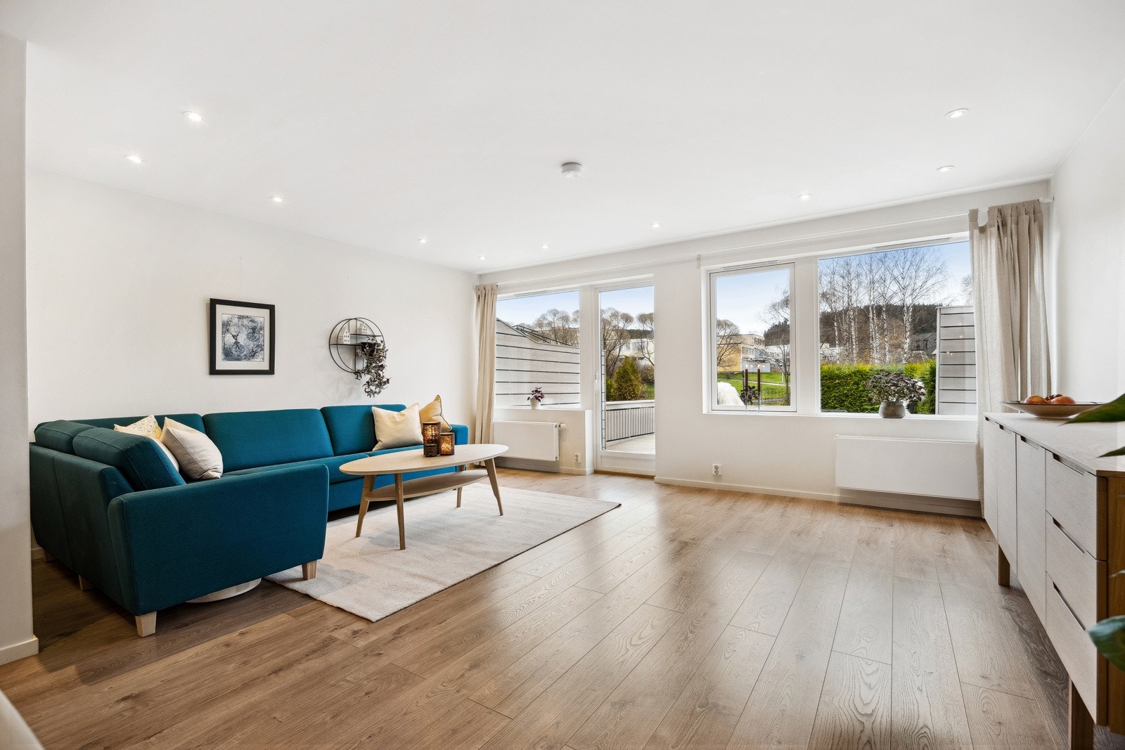 Rommet oppleves lyst og luftig med vindusflater ved begge endevegger. Galleribilde