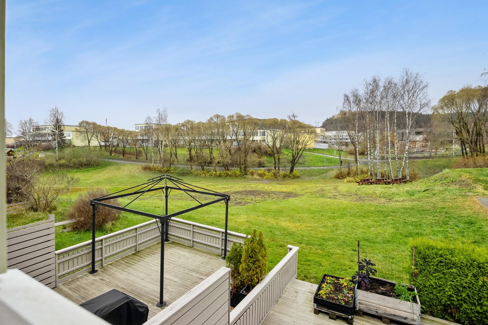 Fin utsikt over grønne friområder. Galleribilde