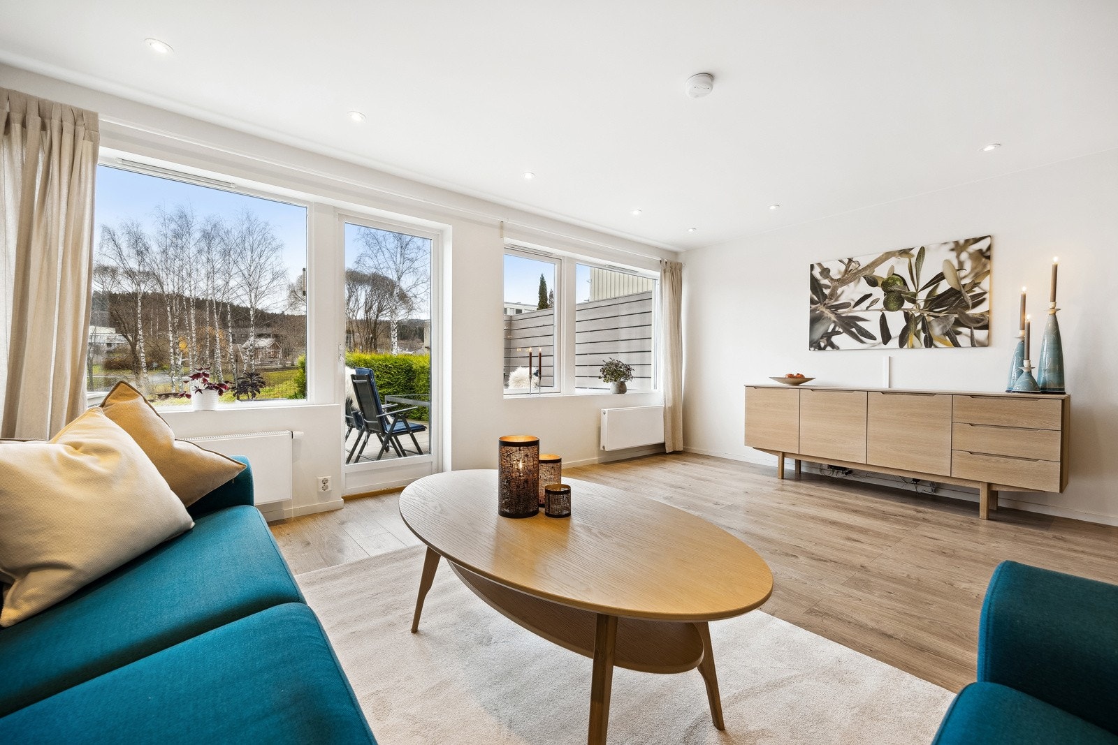 Fra stuen er det utgang til en østvendt terrasse med tilkomst til grøntareal hvor store og små kan utfolde seg i trygge omgivelser. Galleribilde