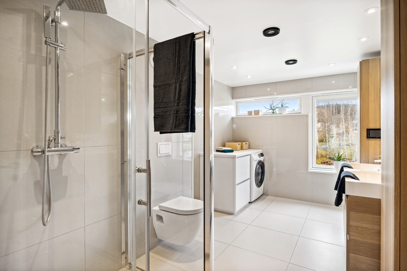 Utover det er badet utstyrt med dusjnisje med regnfallsdusj, opplegg for vaskemaskin og takhøyttalere. Galleribilde