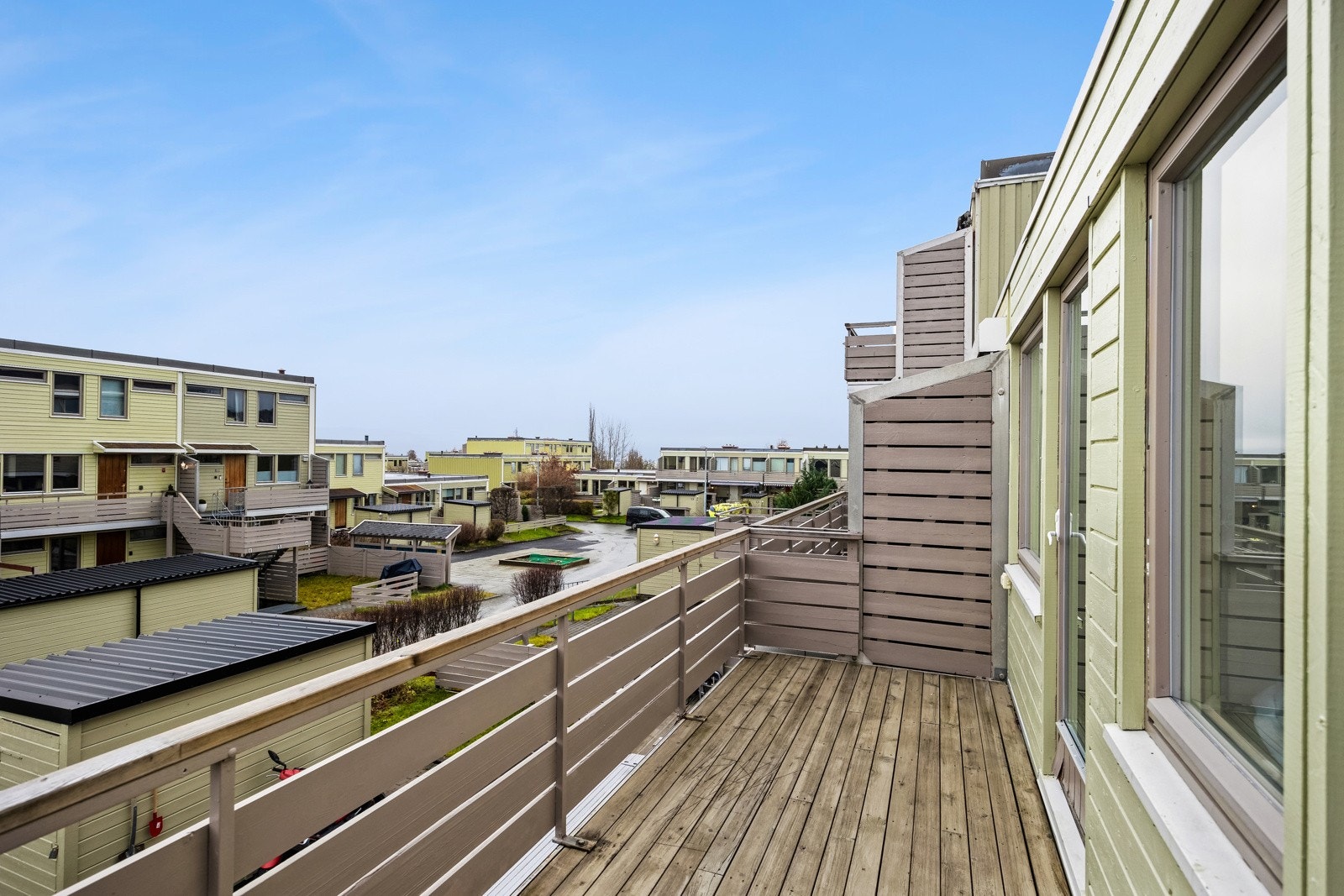 Det ene soverommet har adkomst til en herlig vestvendt balkong med hyggelig utsikt over nabolaget. Galleribilde