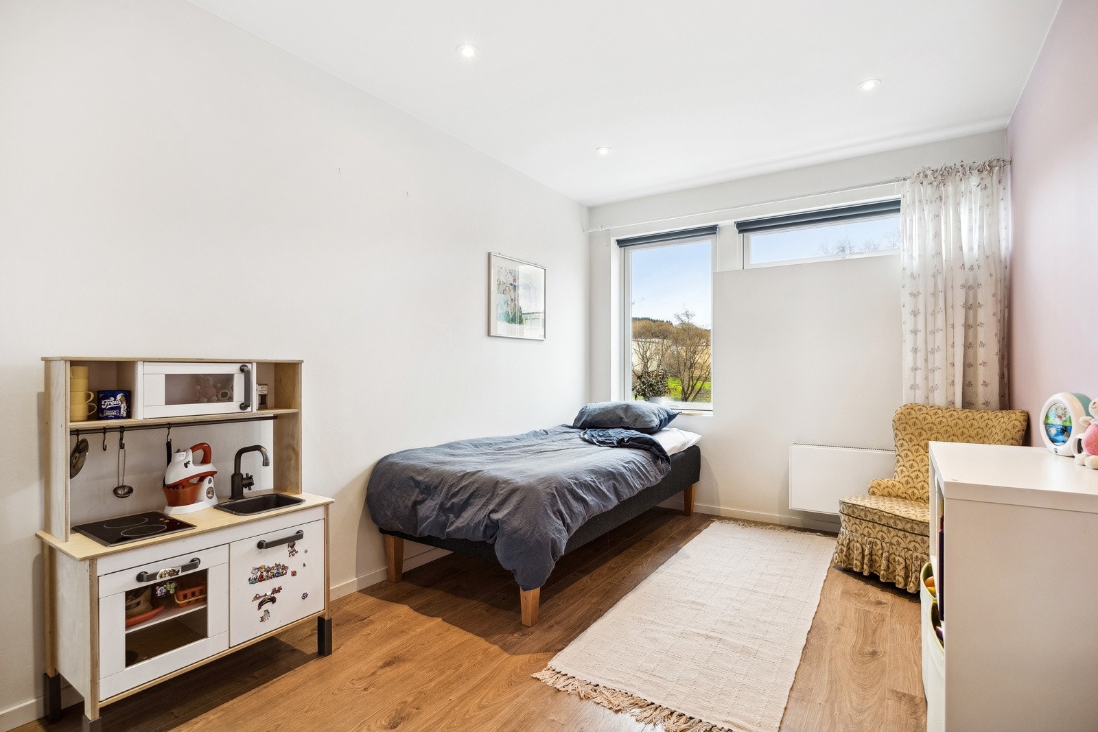 Det er god plass til seng, garderobeskap og arbeidsbord for lekser eller hjemmekontor på alle rom. Galleribilde