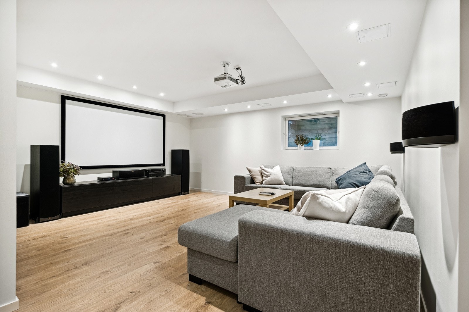 For barnefamilien vil det være svært kjærkomment med en ekstra stue for lek og moro, så hovedstuen får være fri for rot og lekeapparater. Hjemmekinoen med lydanlegg og tv-benk medfølger. Galleribilde