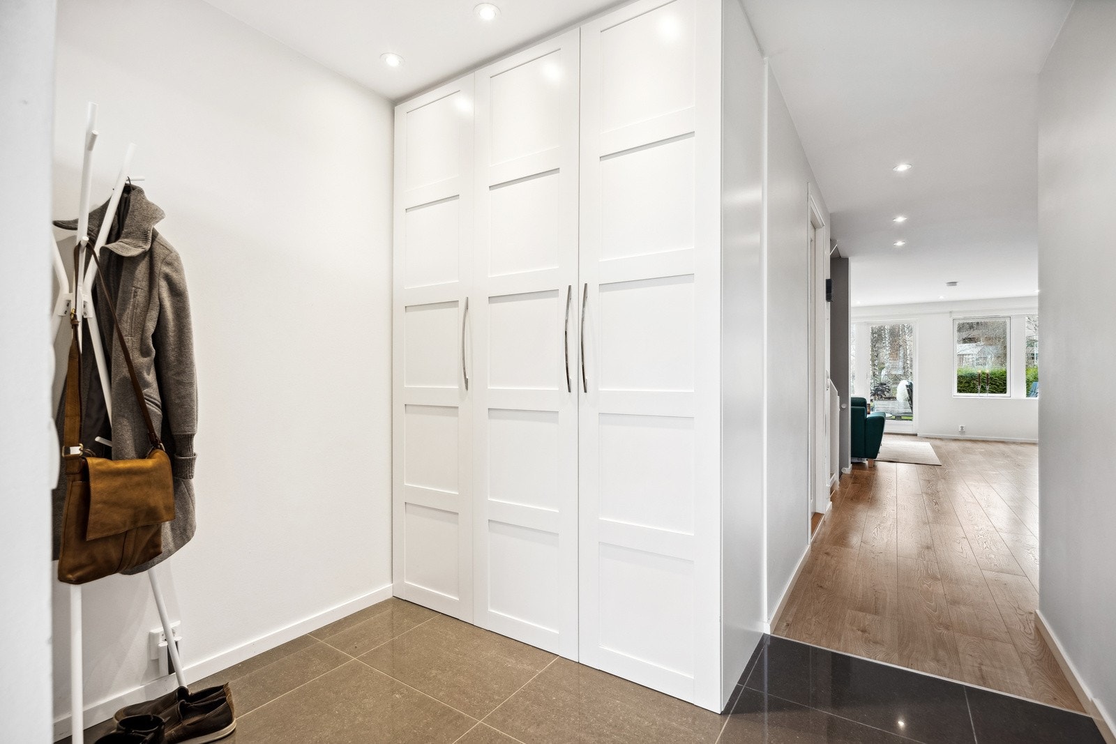 Entréen gir et utmerket førsteinntrykk med downlights i himling, høyglansede fliser med gulvvarme og god oppbevaringsplass i garderobeskap. Galleribilde