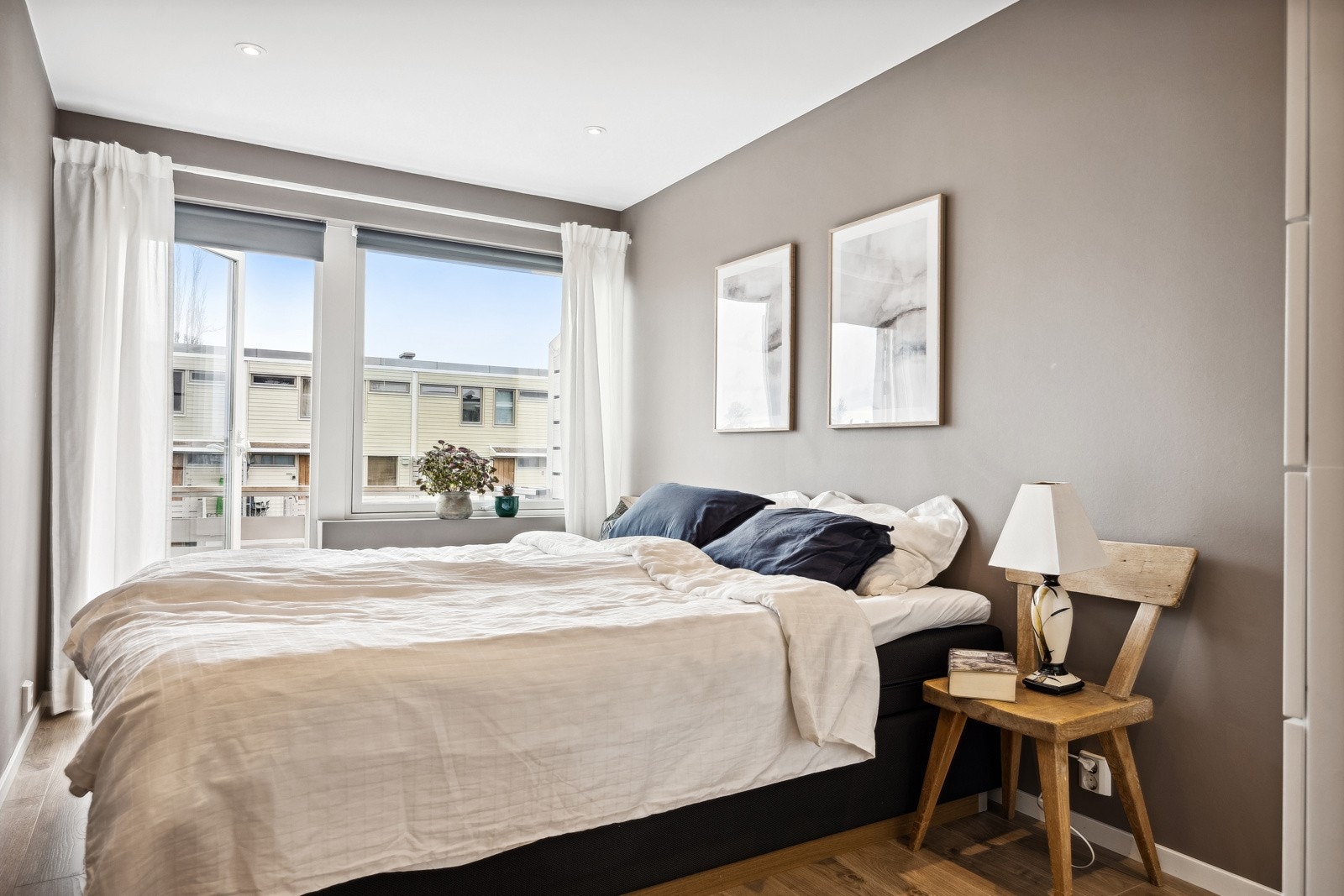 Soverommene er av god størrelse og måler henholdsvis 10,5 kvm, 11 kvm og 11 kvm. Galleribilde