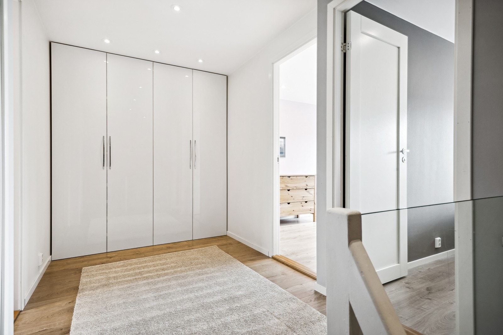 Tar du trappeløpet opp til 2. etasje ankommer du et gangareal som fordeler seg til 3 soverom og bad. Her er det rikelig med lagringsplass i takhøye garderobeskap i høyglans. Galleribilde