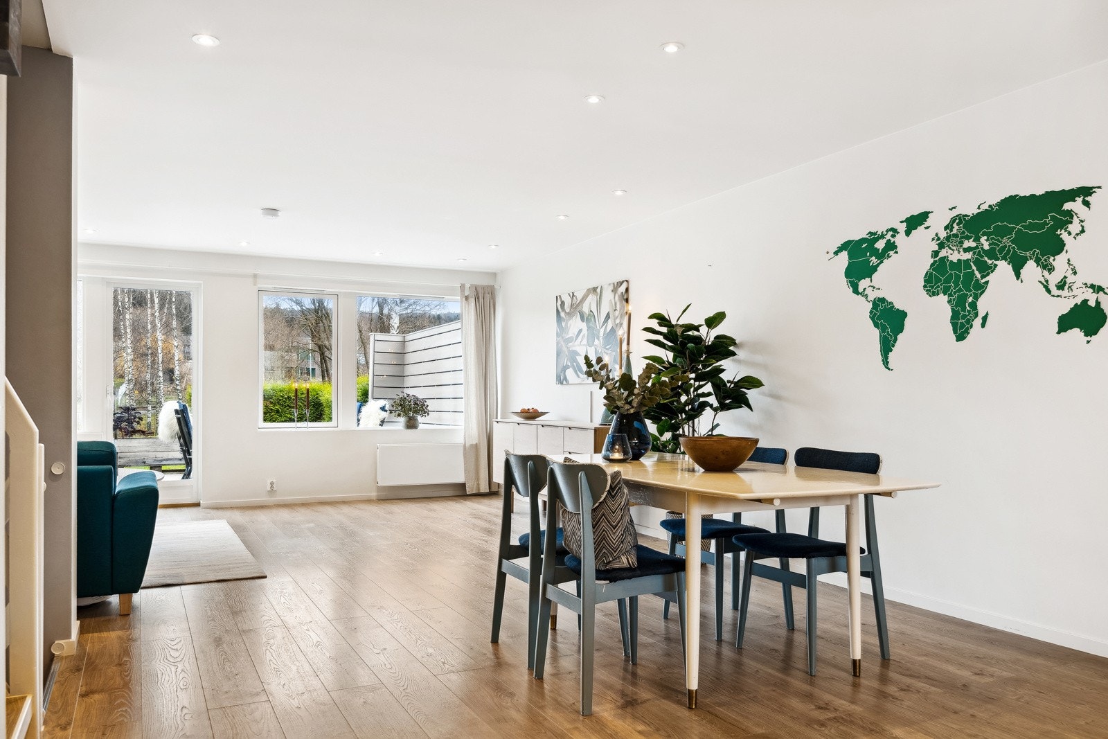 Her er "alt" inkludert i felleskostnadene, foruten strøm. Selger opplyser om et årlig strømforbruk på ca. 18 500 kWh. Galleribilde