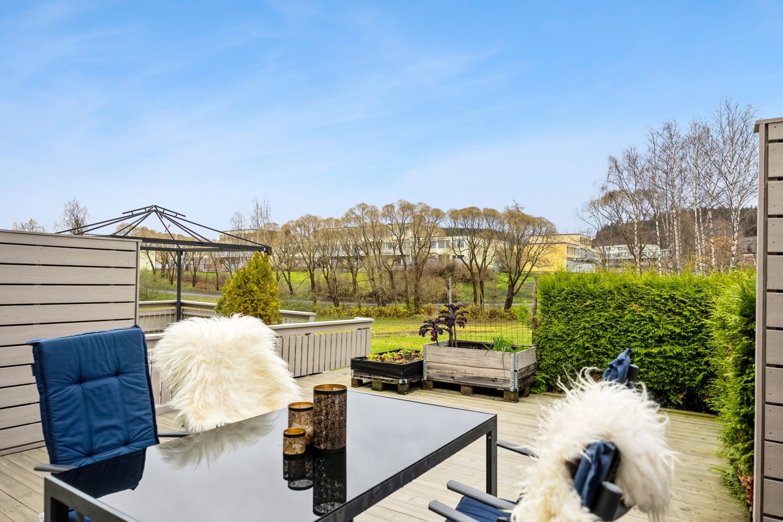 Uteplassen grenser til friareal, noe som sørger for fritt utsyn uten sjenerende innsyn. Galleribilde