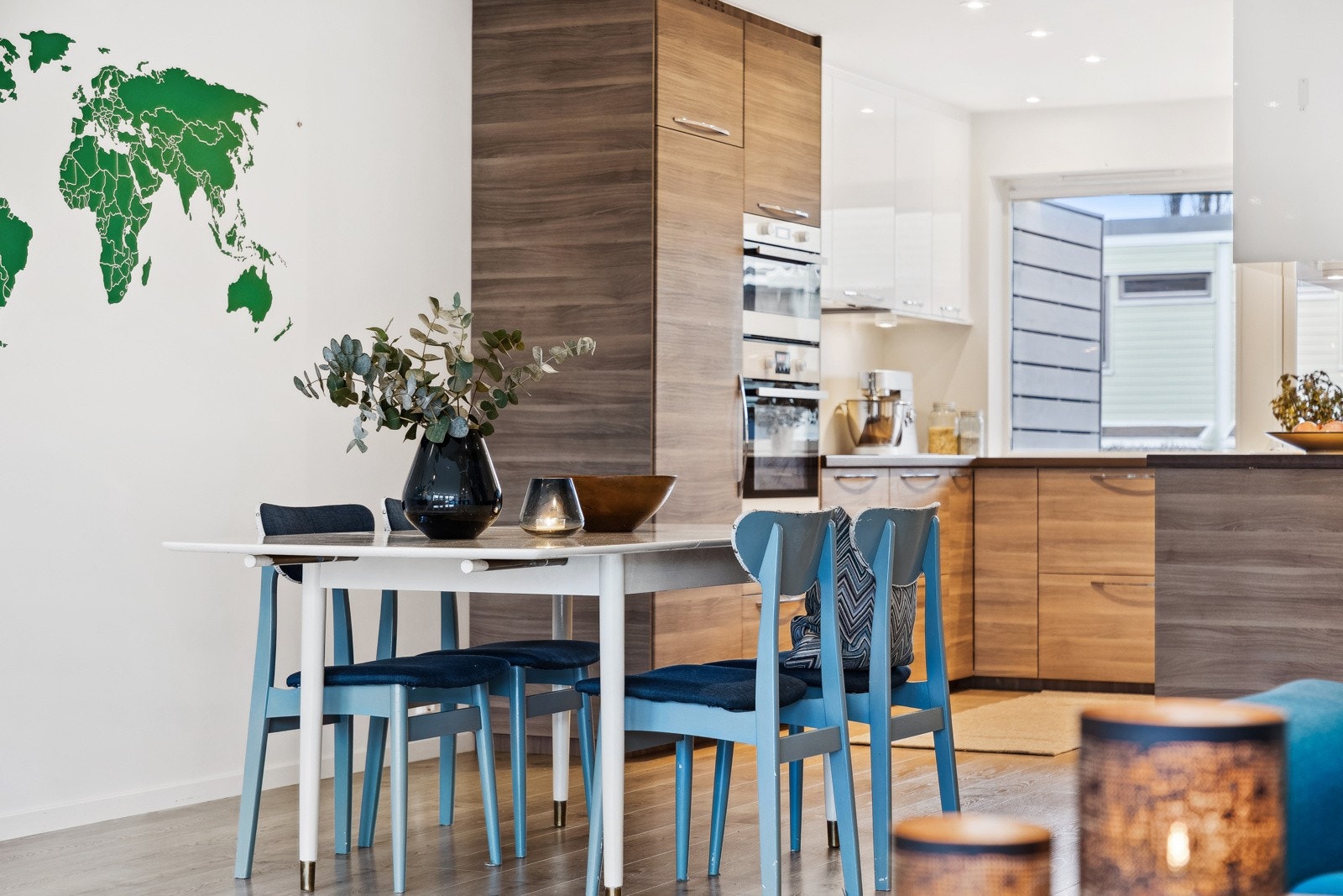 På kjøkkenet er det lett å skape matglede og tilberede gode måltider over en romslig arbeidsbenk som strekker seg over flere soner. God belysning fra downlights i himling og over benkeplate. Galleribilde