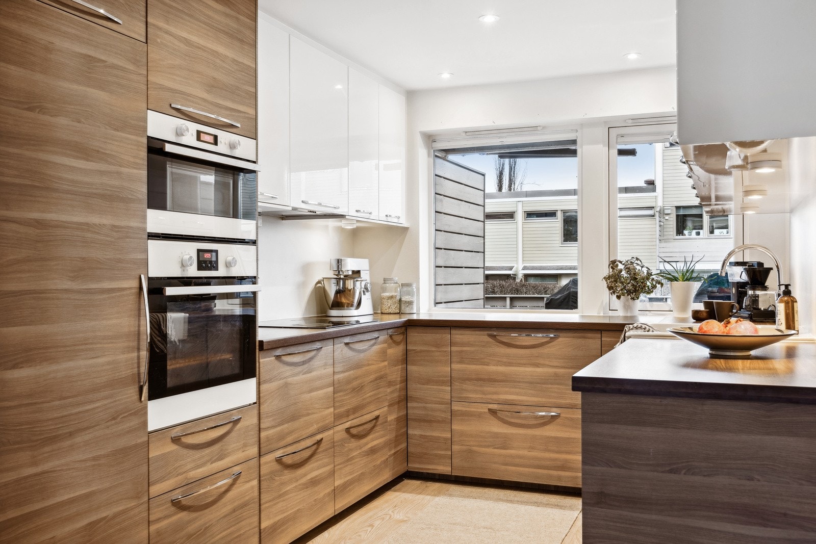 Det er svært god oppbevaringsplass i skuffer og skap, og integrerte hvitevarer i form av stekeovn, induksjonstopp, mikro, kjøleskap og oppvaskmaskin. Kjøleskapet ble byttet i 2021. Galleribilde