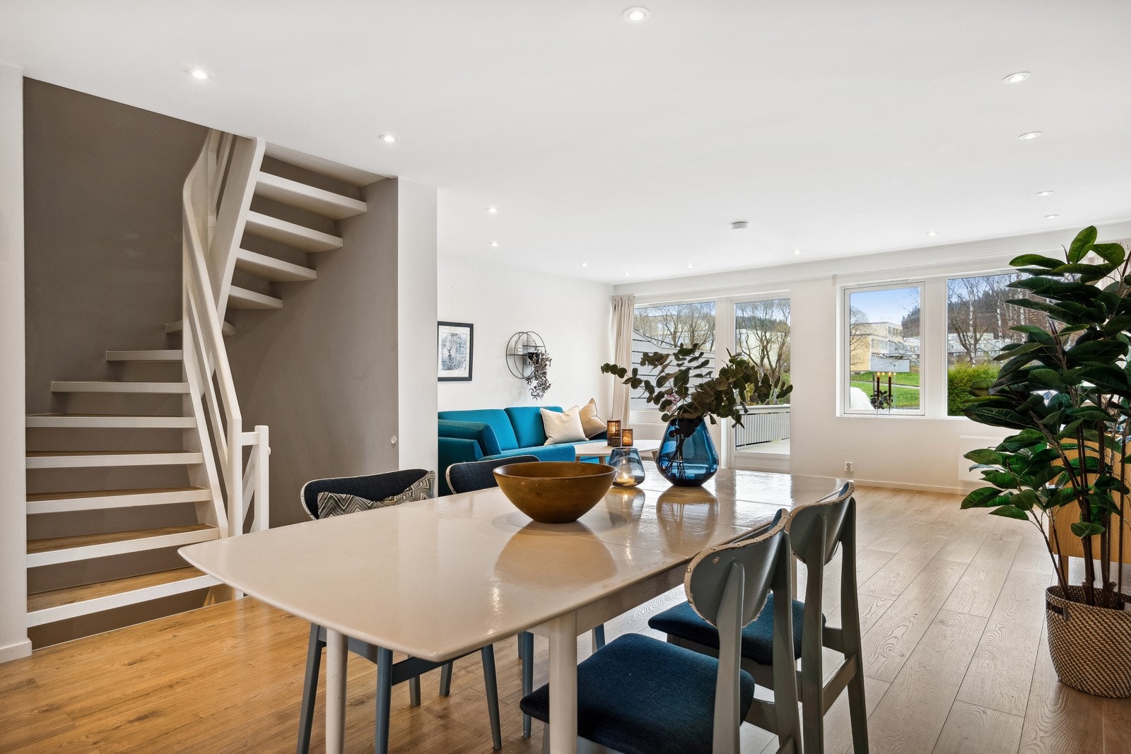 Stuen har en fin utforming og størrelse som gir plass til både spisebord, sofagruppe og mediemøblement. Galleribilde