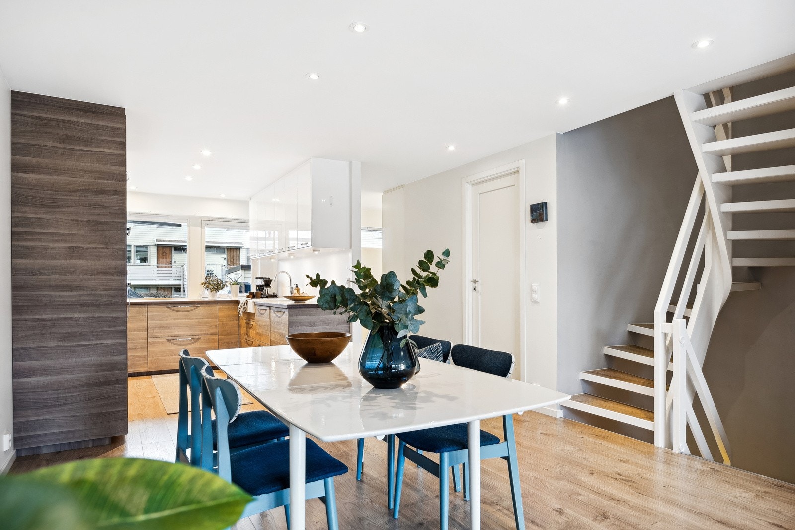 Meget god belysning med downlights i tak. Galleribilde