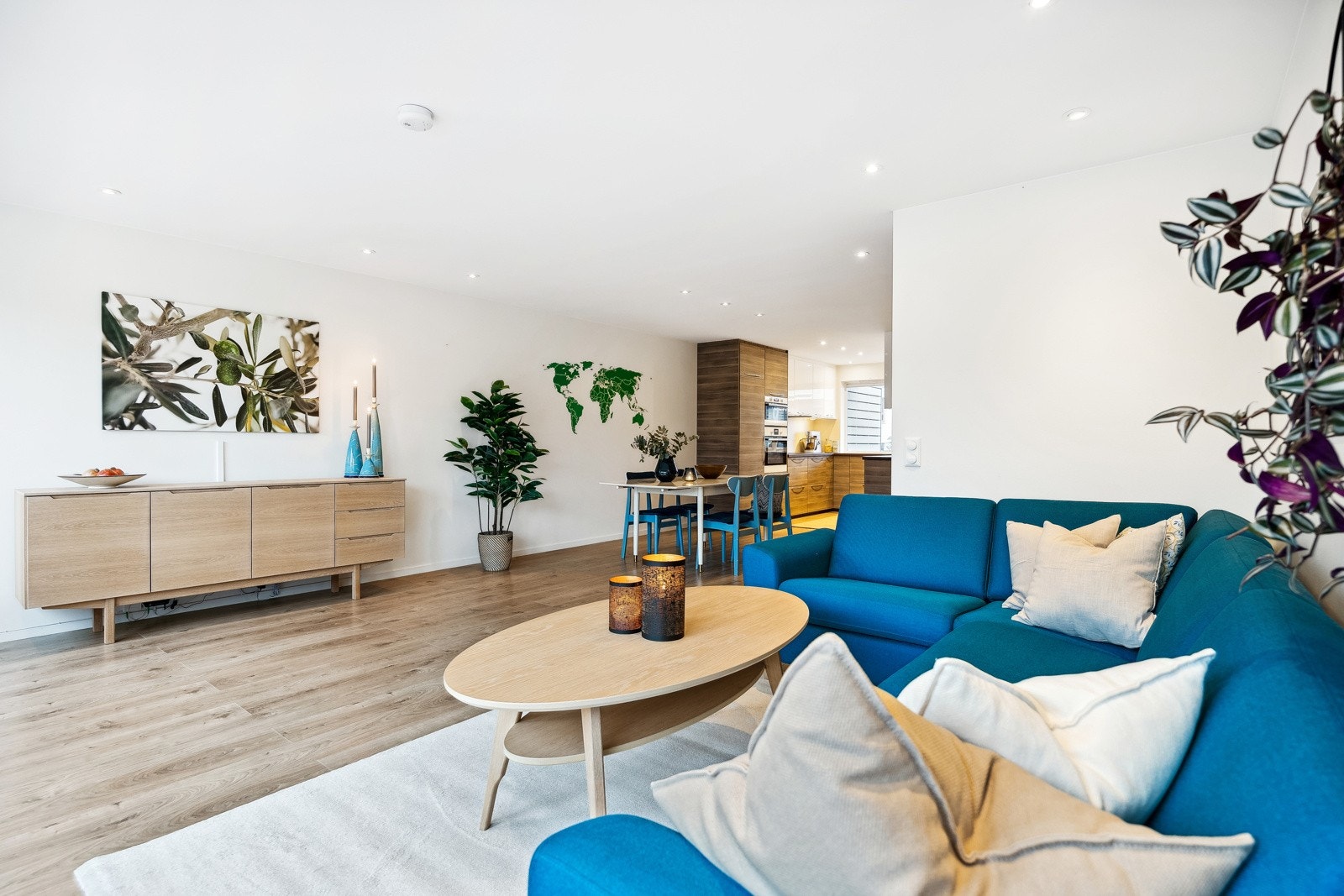 Det er lagt 1-stavs laminatgulv og veggene er malt i tidløse nyanser. Galleribilde