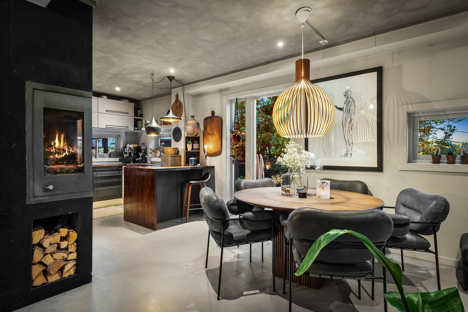 Det er etablert en lekker hjørnepeis som varmer godt på kvelder og kalde og mørke dager Galleribilde