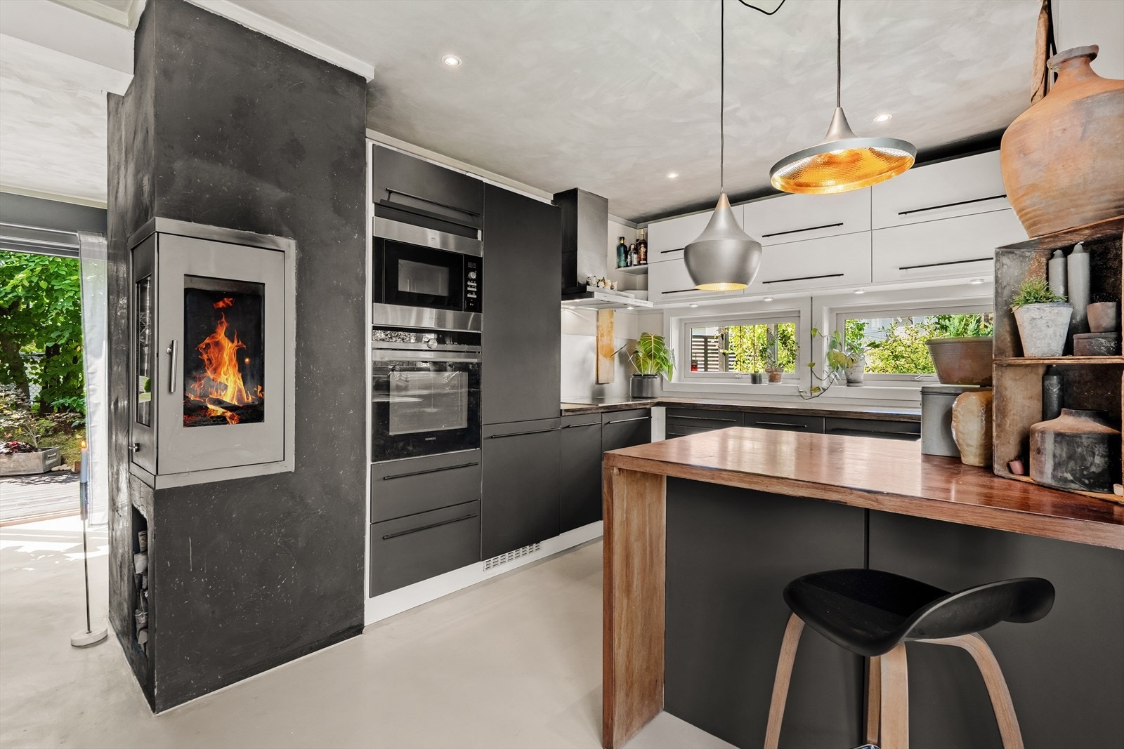 Kjøkkenet er utstyrt med integrert stekeovn, platetopp, kjøl og oppvaskmaskin Galleribilde