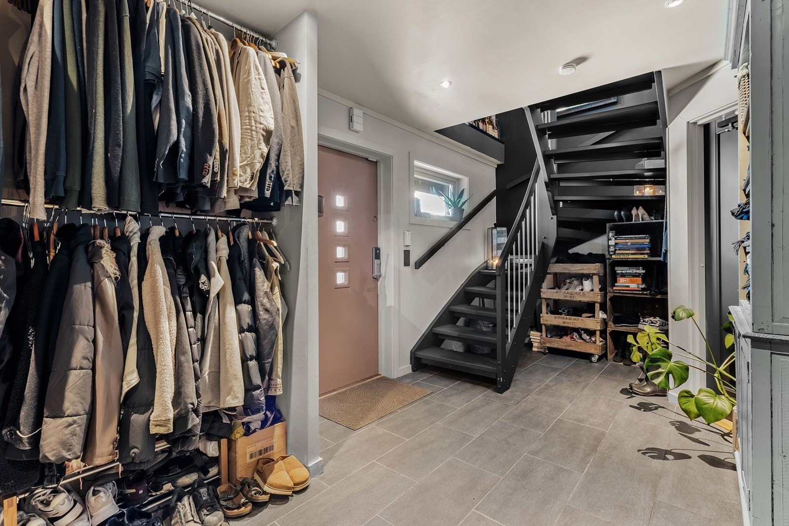 Entréen har godt med plass til oppheng av jakker og sko - Ekstra lagring i praktisk bod på 5 m² Galleribilde