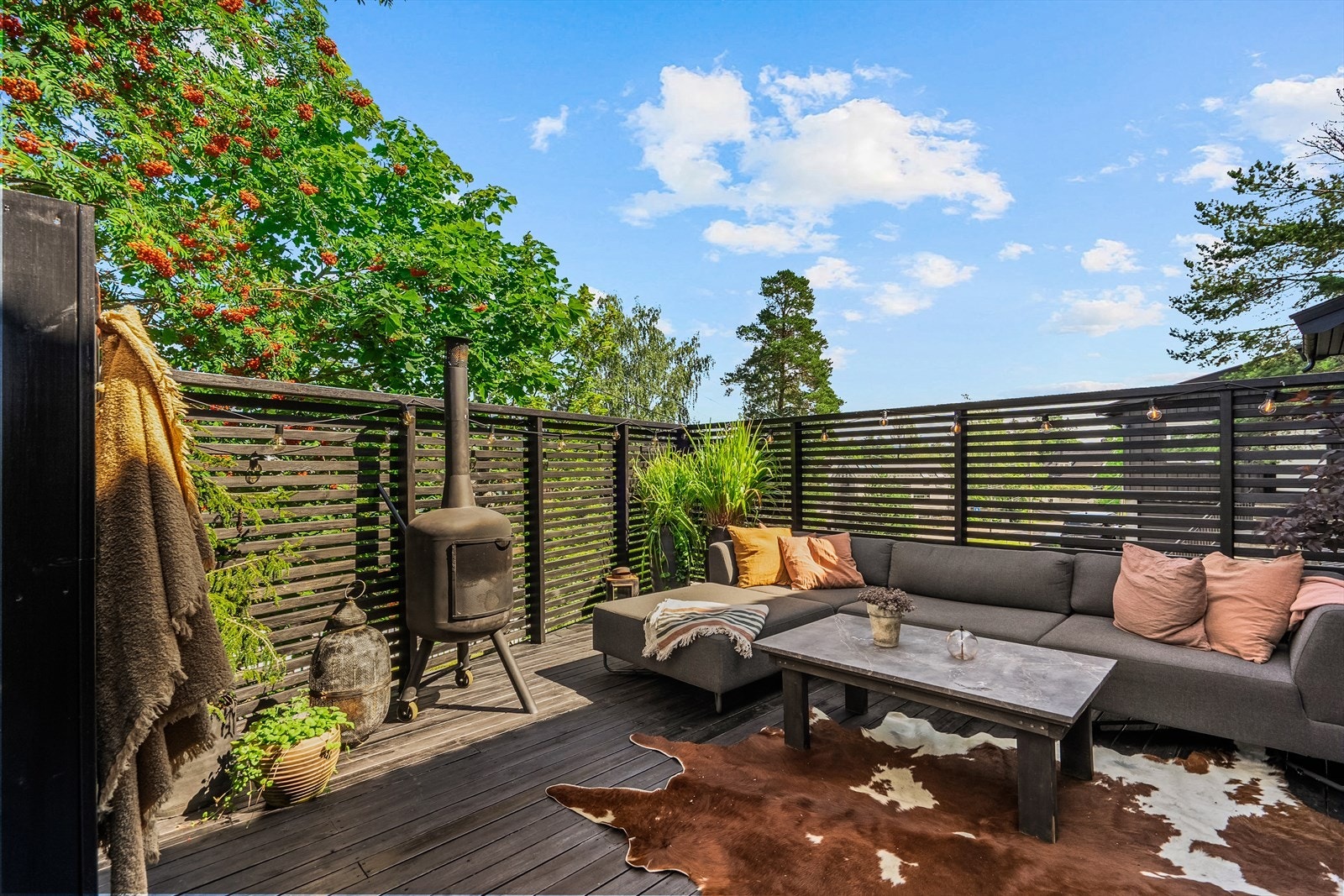 Solen kan nytes fra morgen til kveld i ulike soner på uteplassen Galleribilde