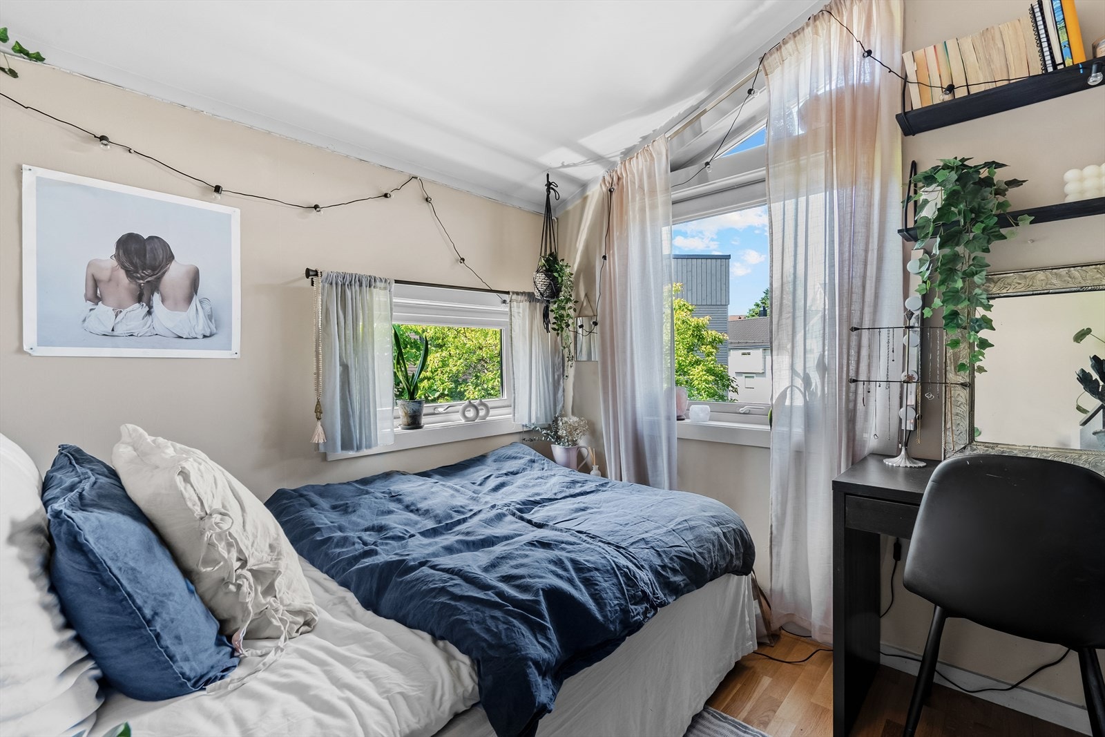 Soverommet har plass til seng, skrivebord og kommode Galleribilde