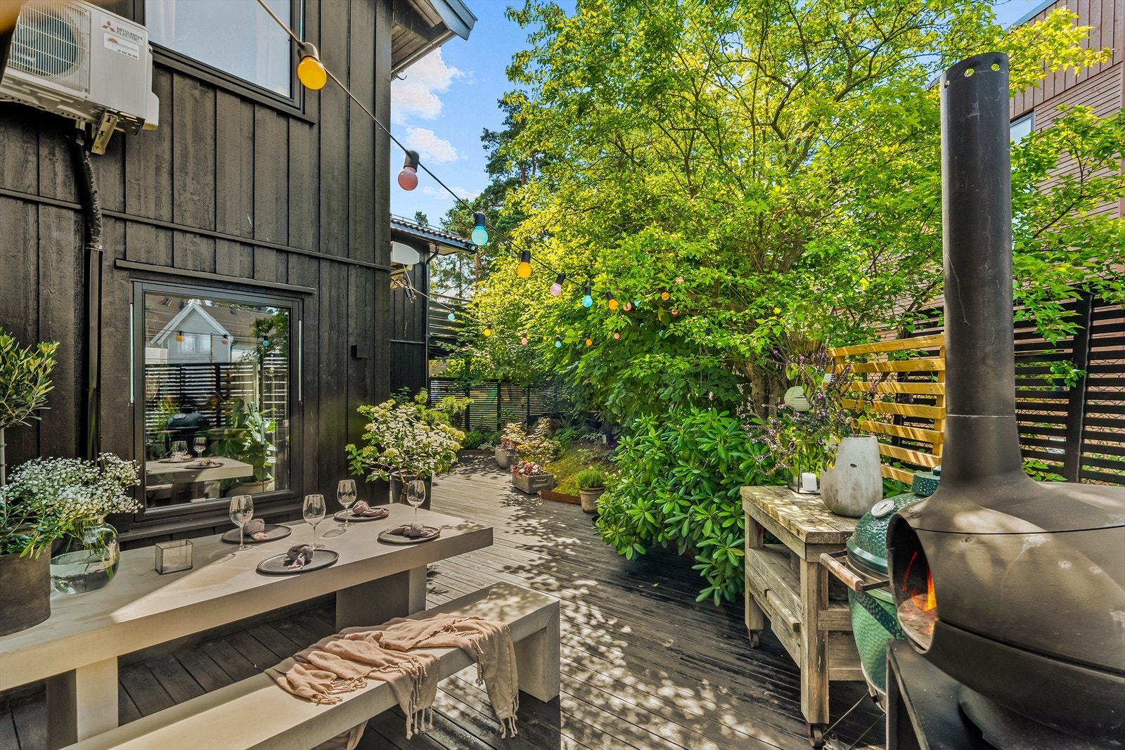 Terrassen er en fin forlengelse av boligens oppholdsrom om sommeren Galleribilde