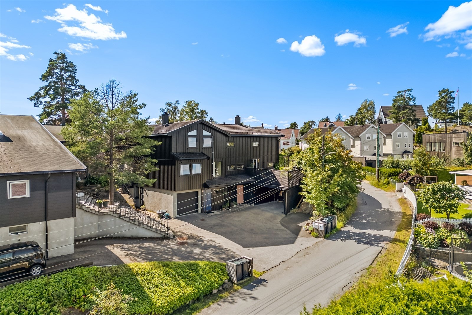 Det er to biloppstillingsplasser - Én biloppstillingsplass i carport og én ved siden av med hver sin tilgang til lader Galleribilde