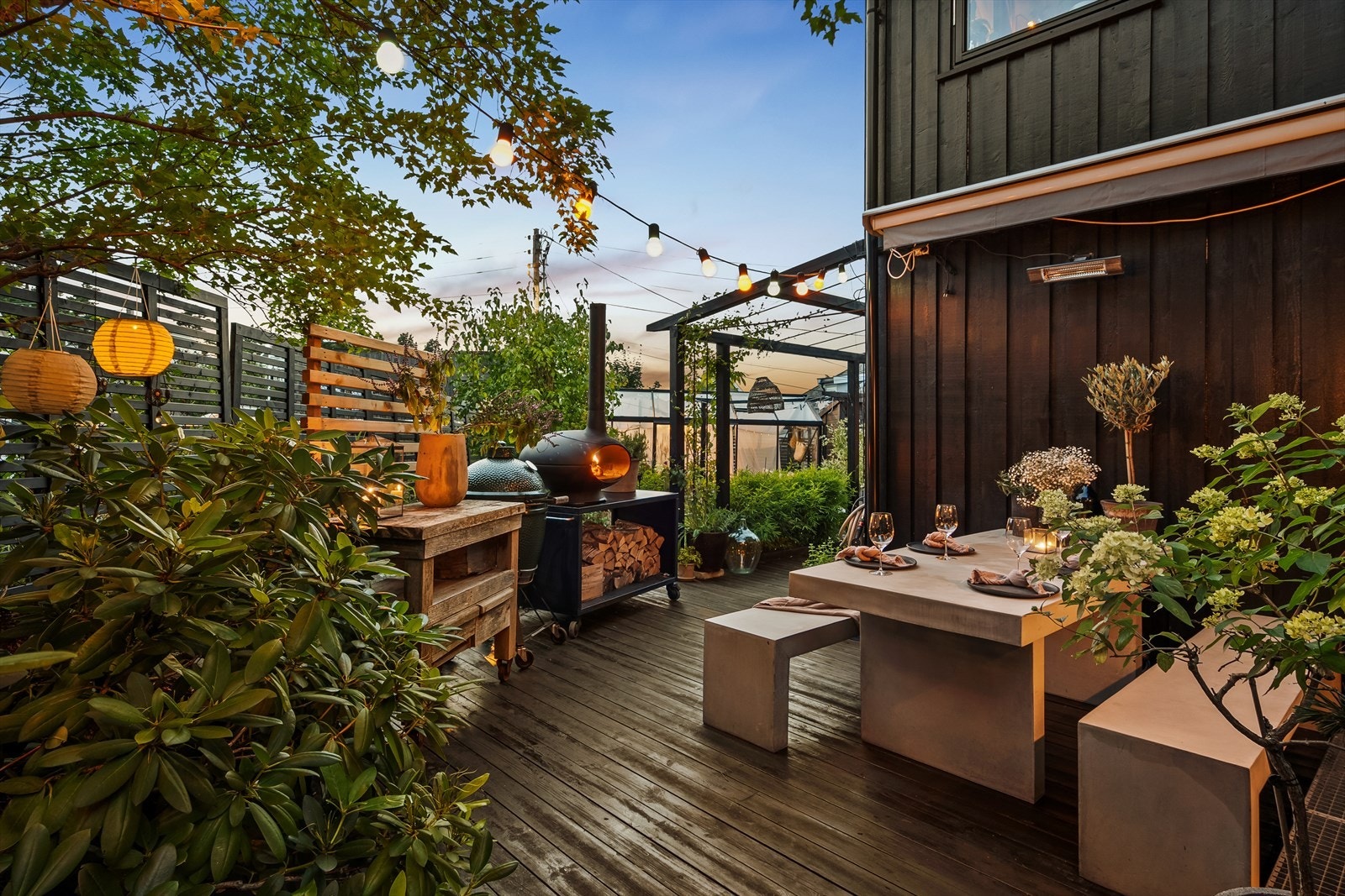 Uteplassen er frodig og godt skjermet for innsyn Galleribilde