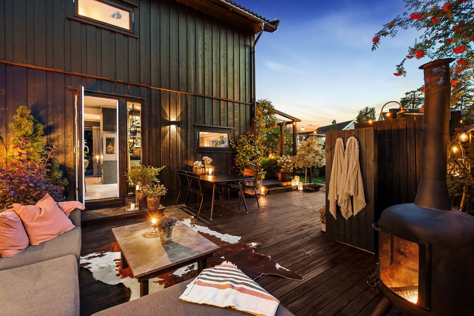 Det er etablert en utedusj med både varmt- og kaldtvann - perfekt for nedkjøling på varme sommerdager Galleribilde