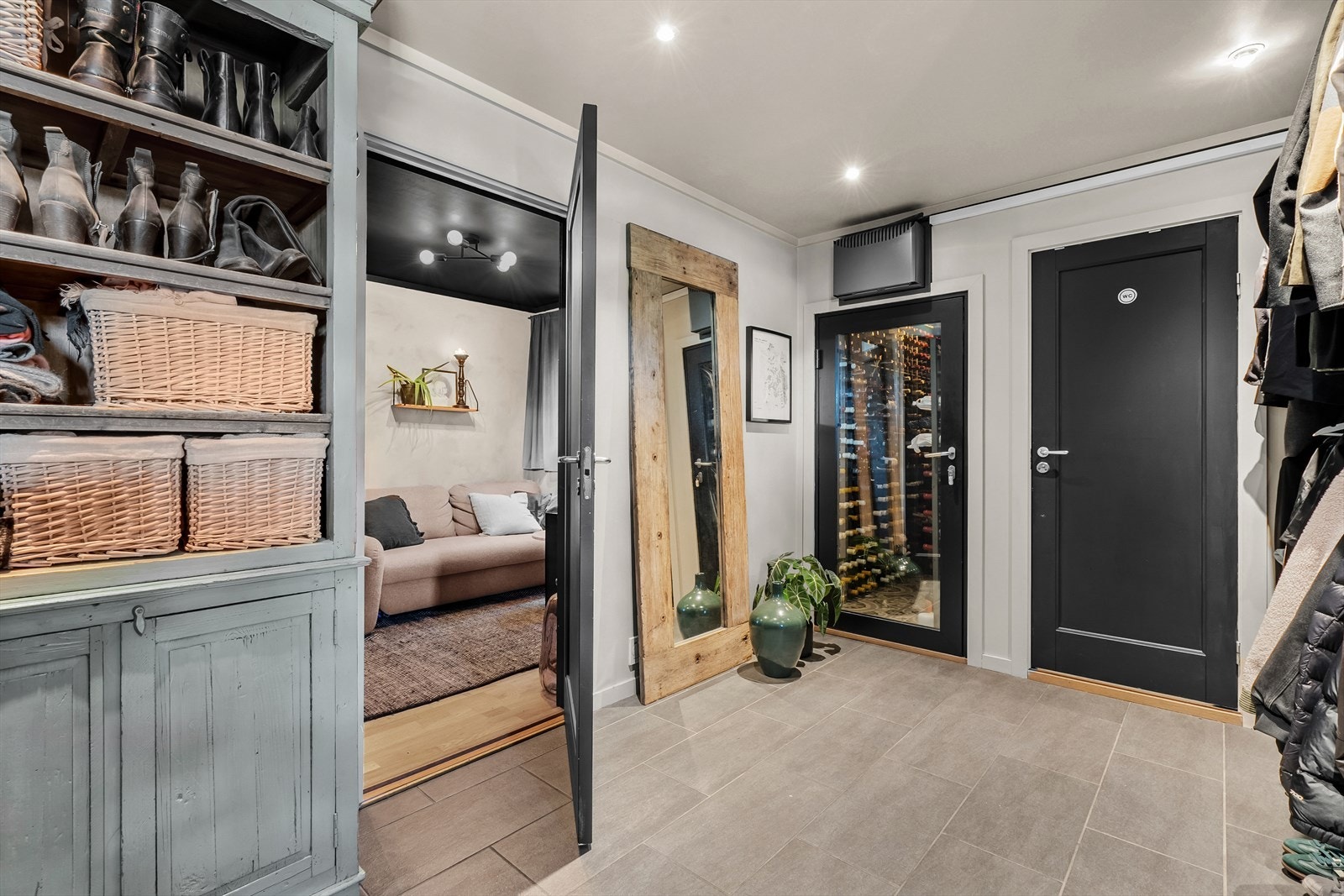 Boligen har en stor og innbydende entré Galleribilde