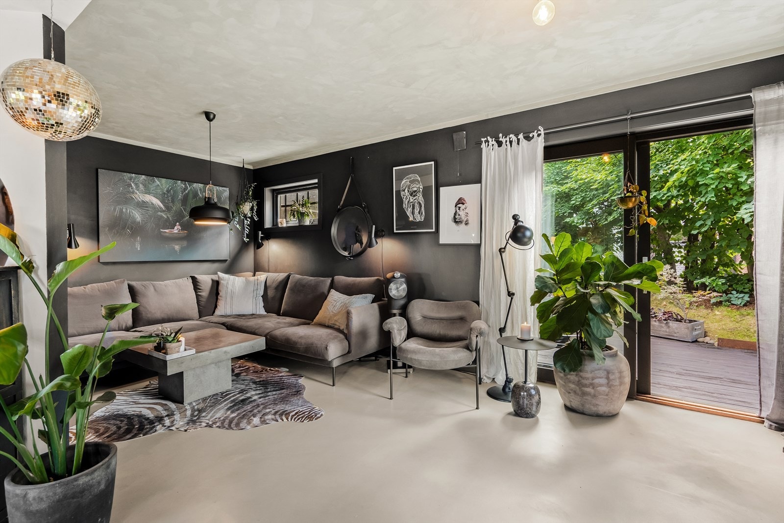 Det er god plass til sofaseksjon med tilhørende stuebord og mediemøblement Galleribilde