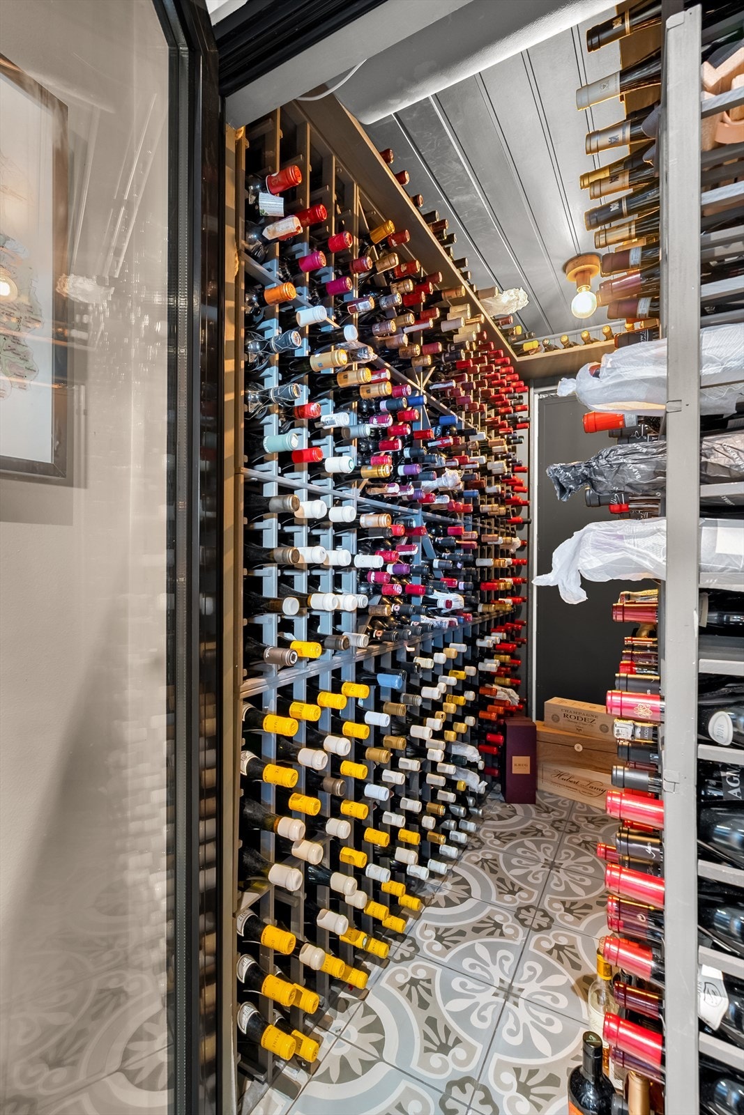 Fra entréen er det videre adkomst til kjølerom av god størrelse for oppbevaring av vin Galleribilde