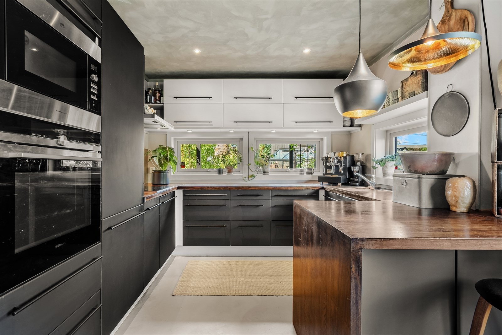 Det er rikelig med skap- og benkeplass - Heltre benkeplate med nedfelt kum i rustfritt stål Galleribilde