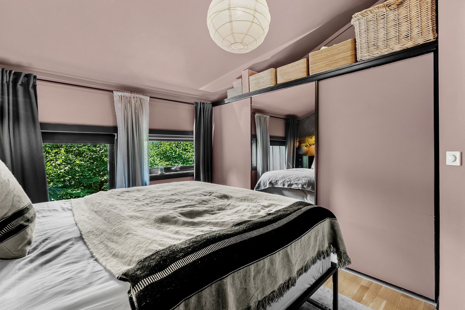 Det er en romslig skyvedørsgarderobe på hovedsoverommet Galleribilde