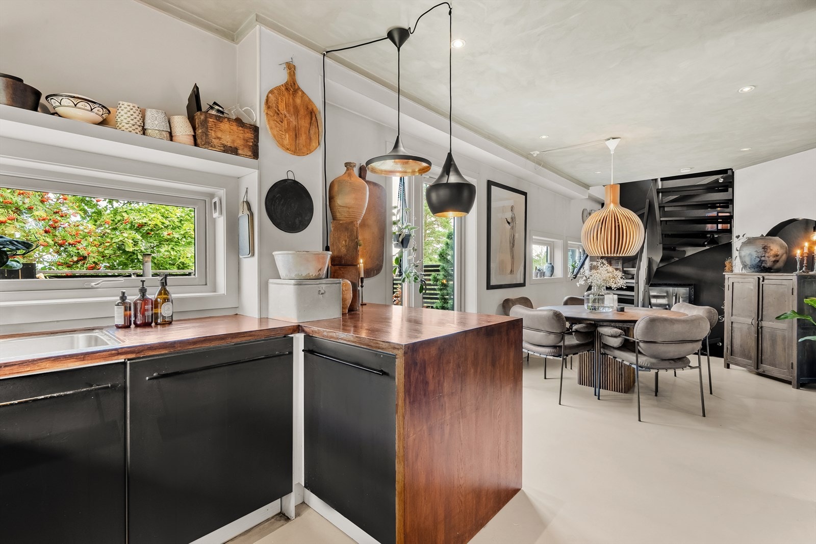 Videre adkomst til eiendommens praktfulle uteområde fra både stuen og kjøkkenet Galleribilde