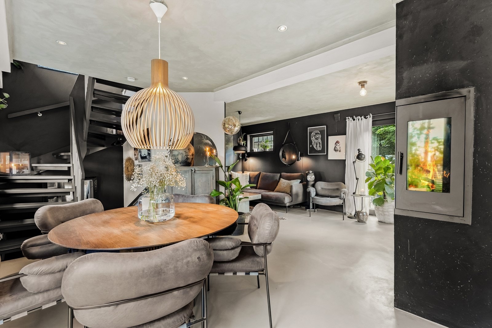 Det er god plass til stort spisebord - perfekt for sosiale sammenkomster Galleribilde