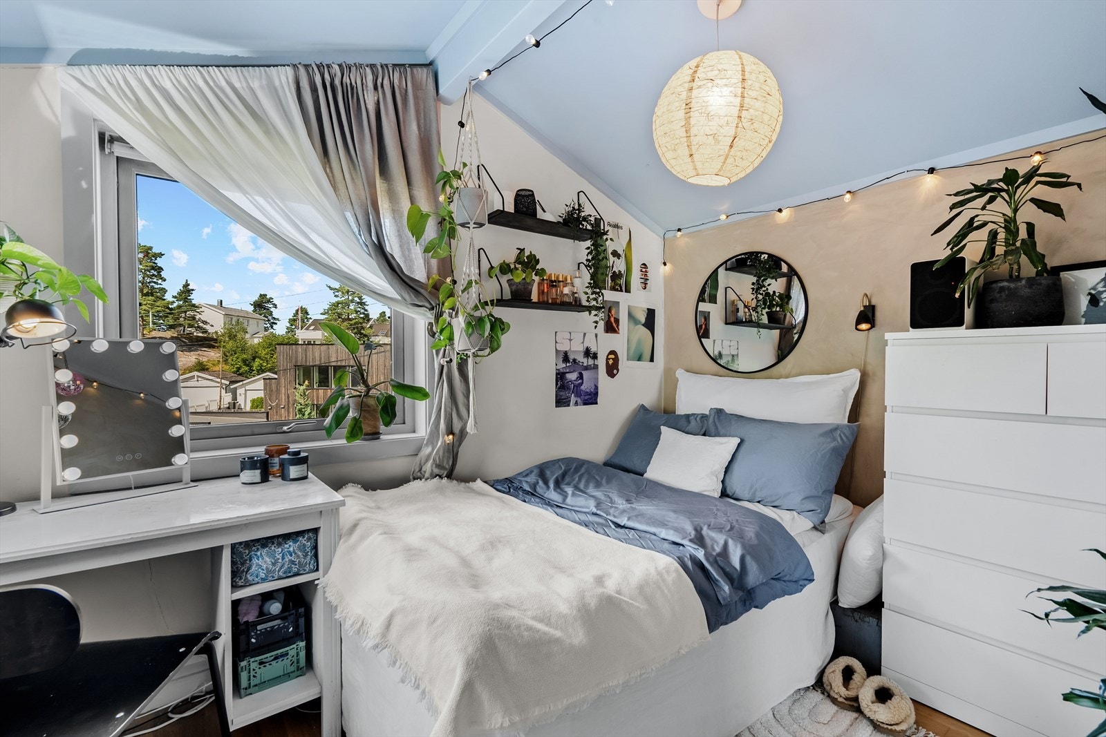 Soverom nr. 2 har også plass til seng, skrivebord og kommode Galleribilde