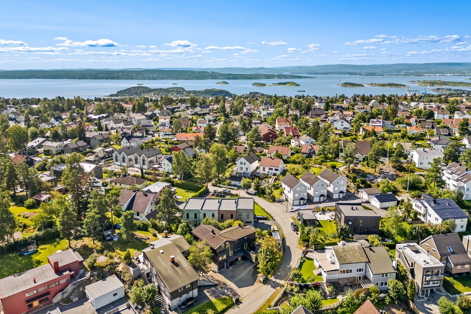 Eiendommen ligger i et meget attraktivt, veletablert og barnevennlig villaområde på Brattlikollen Galleribilde