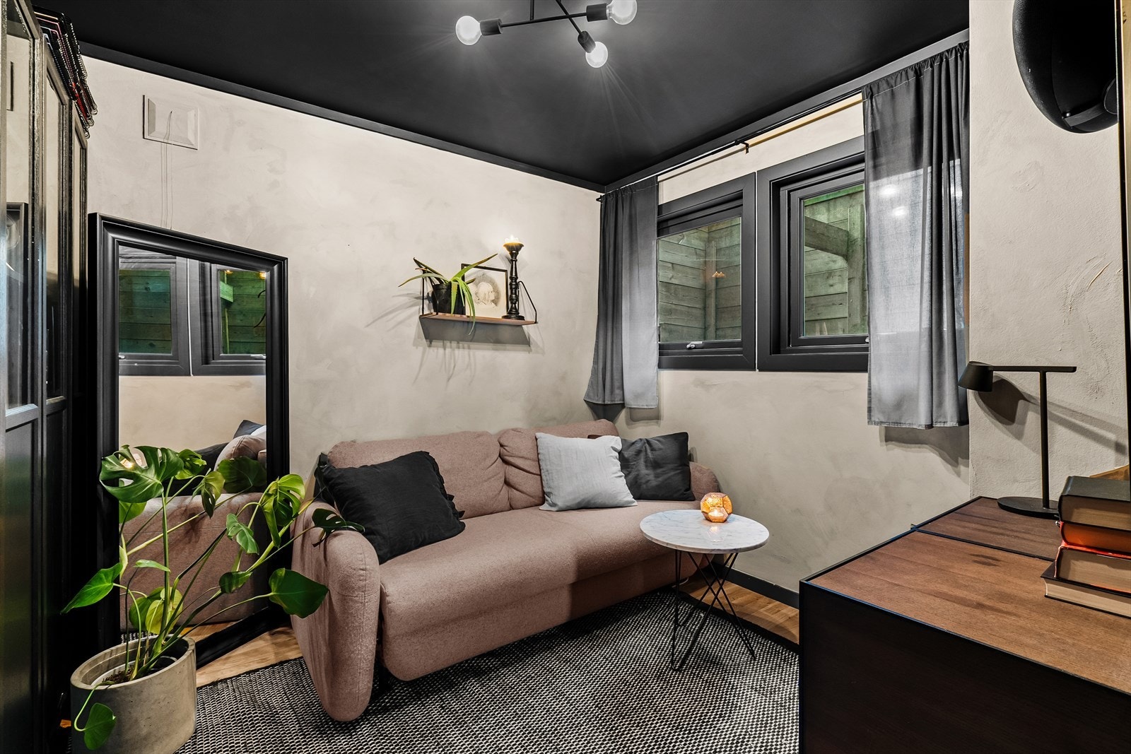 Soverommet har god plass til seng med tilhørende møblement, og blir i dag benyttet som en TV-stue/gjesterom Galleribilde