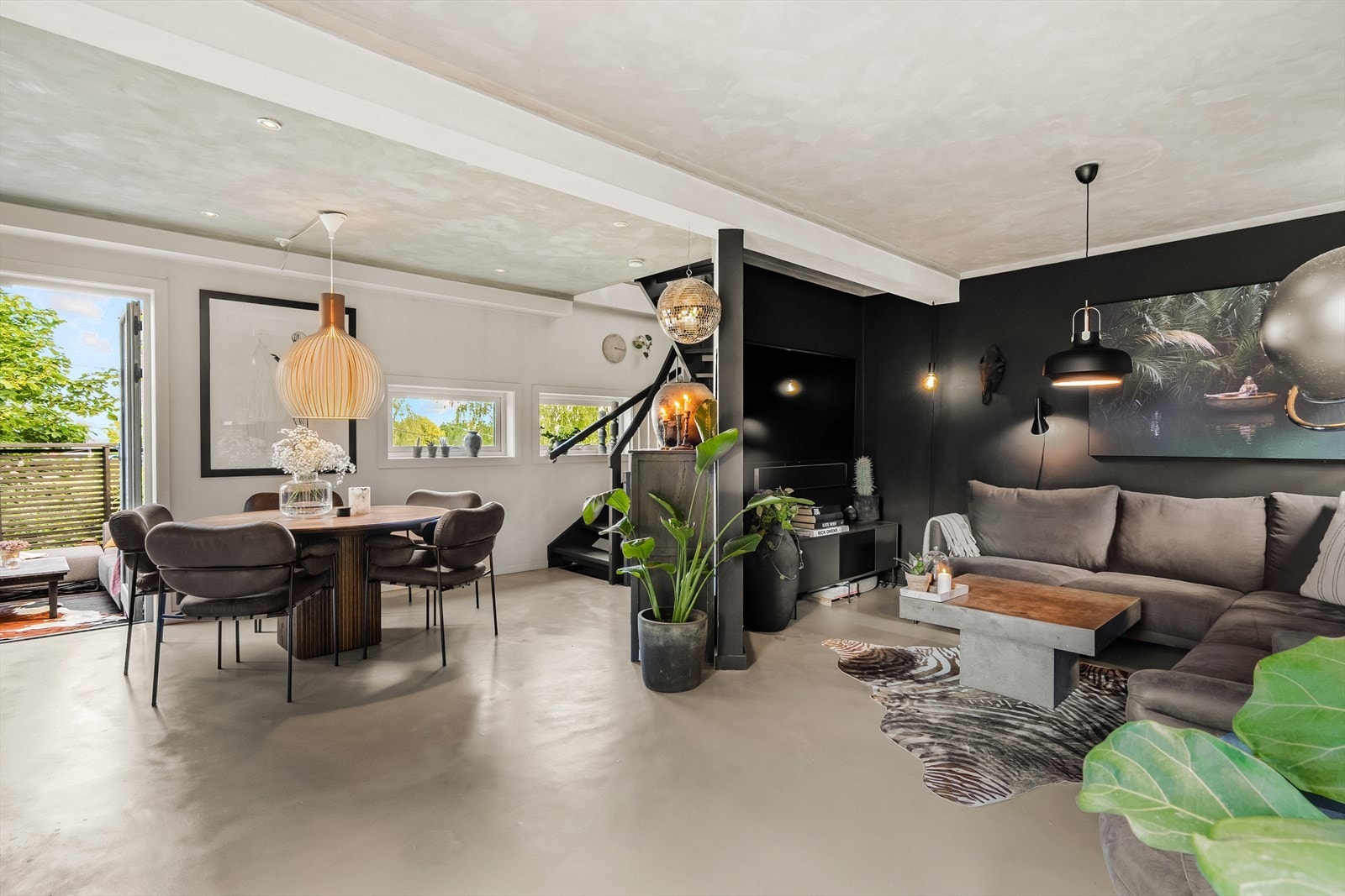 Boligen har et flott og sosialt oppholdsrom med stue og kjøkken i delvis åpen løsning Galleribilde